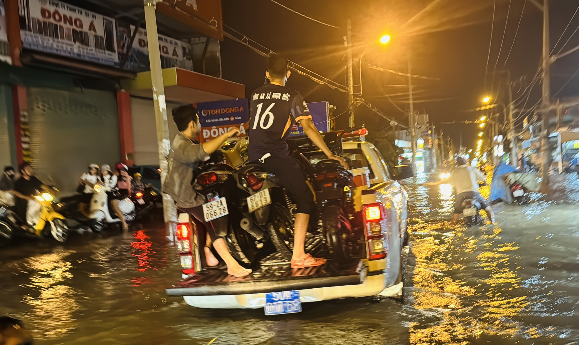 Nhiều tuyến đường chìm trong biển nước, người dân Nhà Bè chật vật trở về nhà- Ảnh 22.