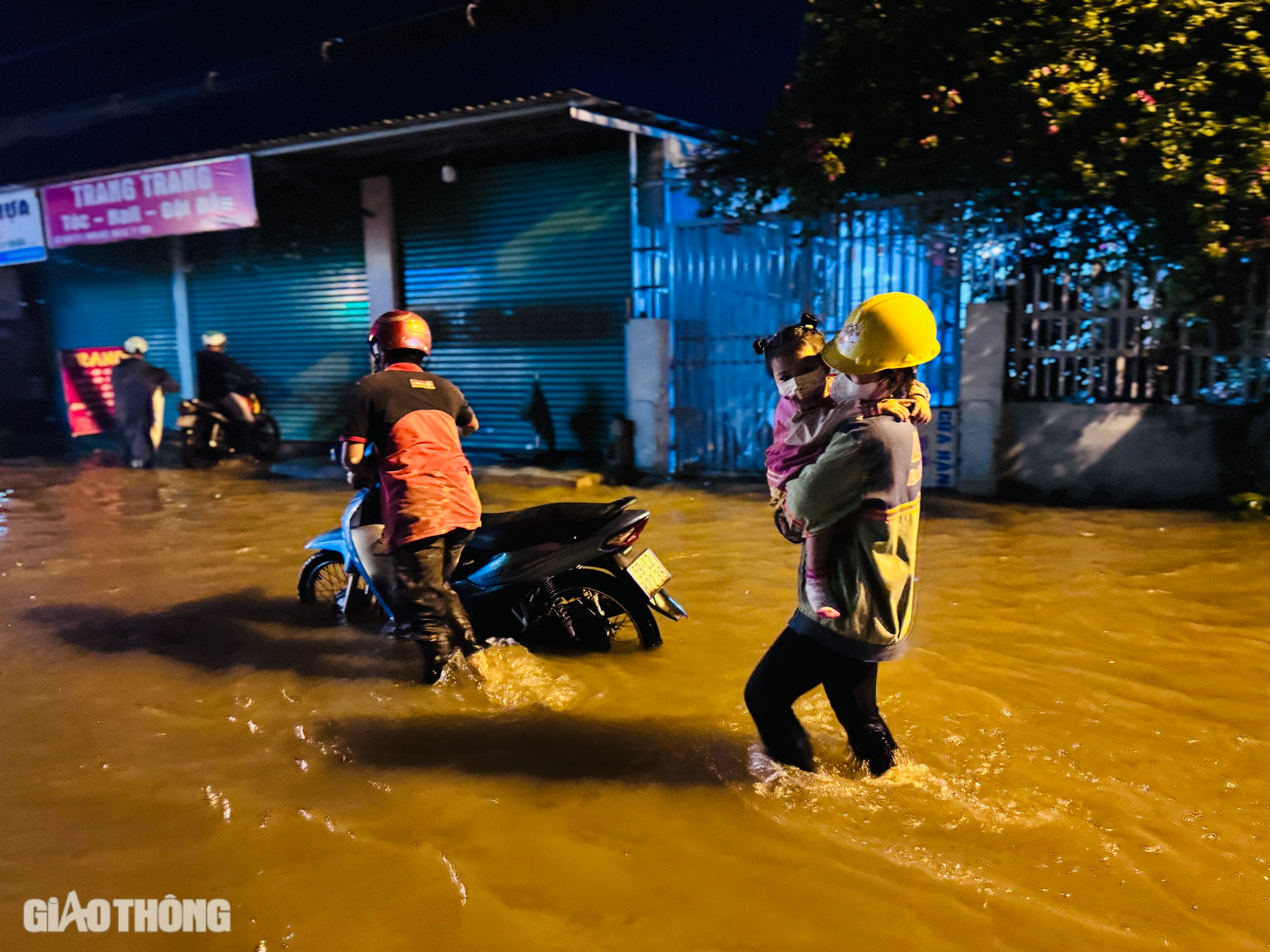 Nhiều tuyến đường chìm trong biển nước, người dân Nhà Bè chật vật trở về nhà- Ảnh 15.