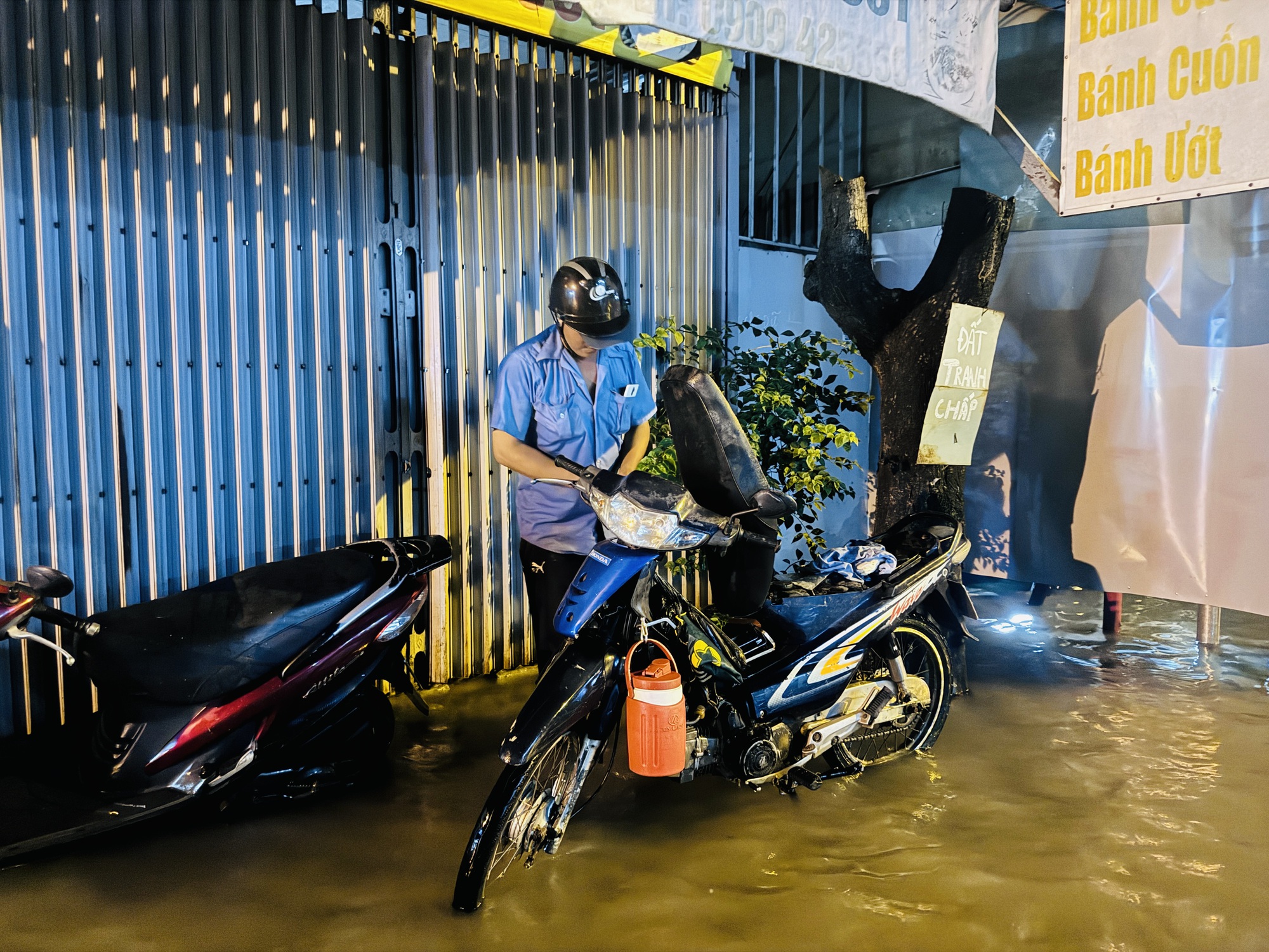 Nhiều tuyến đường chìm trong biển nước, người dân Nhà Bè chật vật trở về nhà- Ảnh 18.