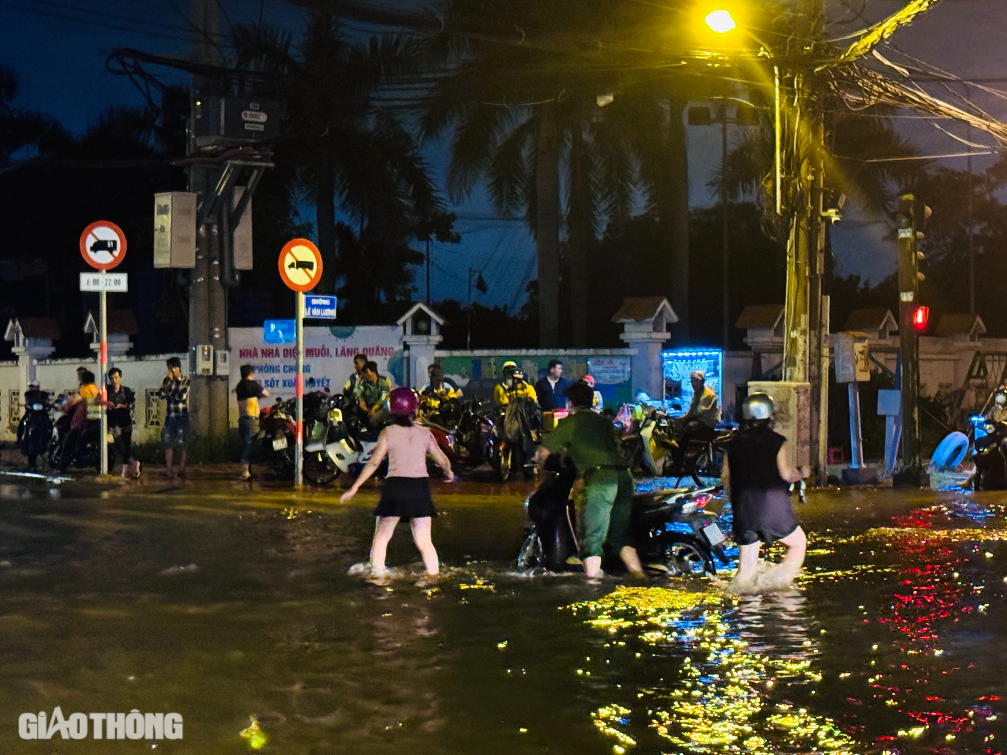 Nhiều tuyến đường chìm trong biển nước, người dân Nhà Bè chật vật trở về nhà- Ảnh 23.