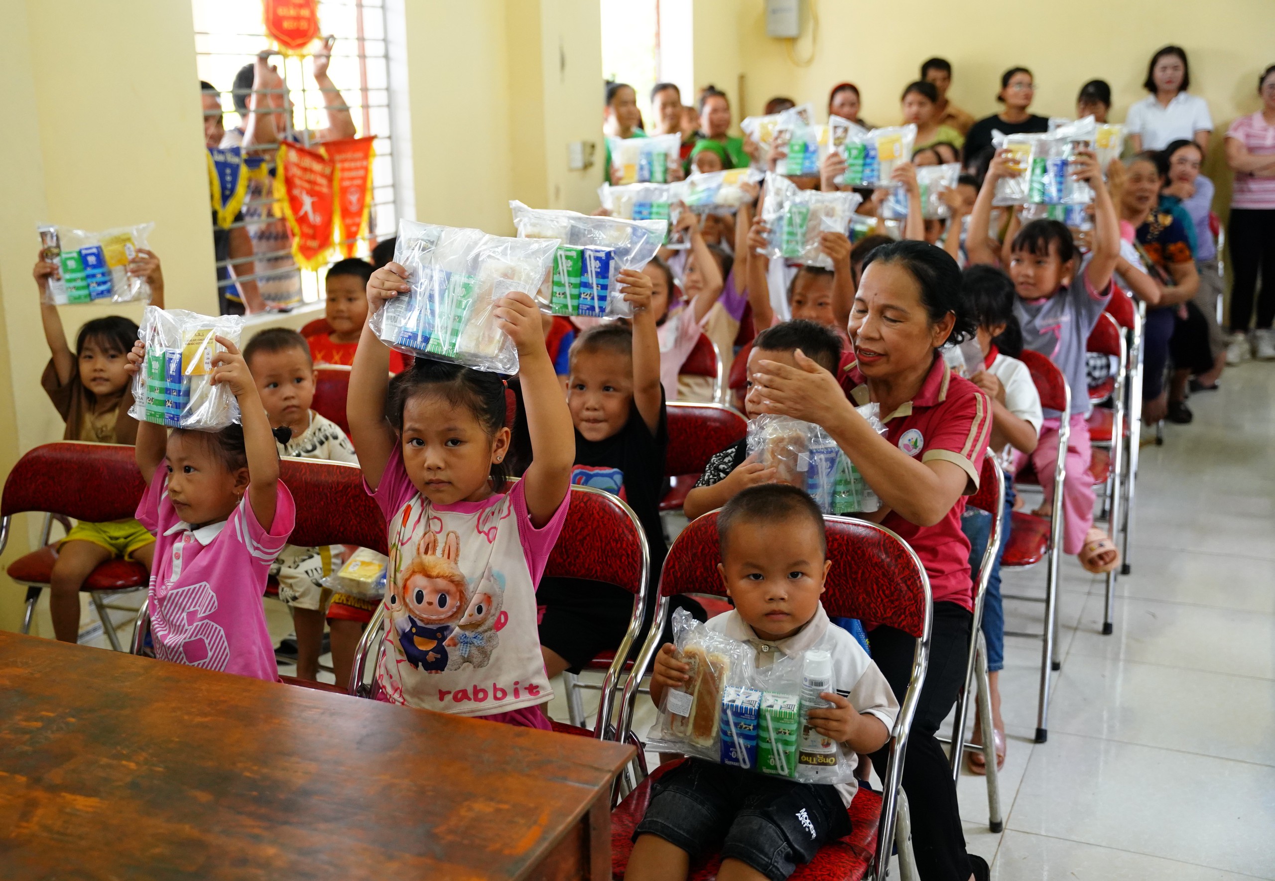 Vinamilk dành tặng nhiều sự hỗ trợ cho trẻ em tại các địa phương bị ảnh hưởng bởi thiên tai.