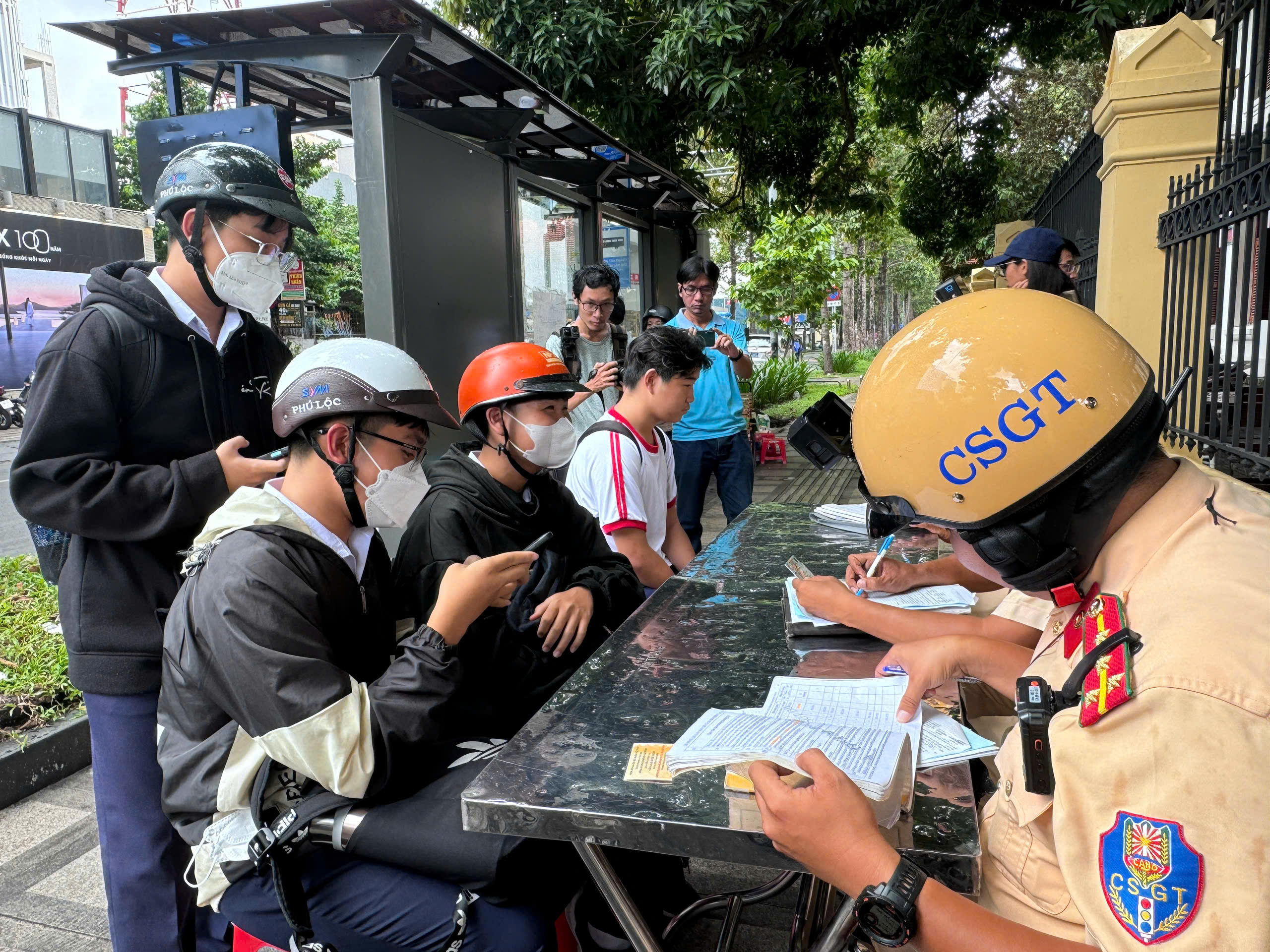 CSGT TP.HCM cảnh báo gia tăng vi phạm giao thông trong học sinh, sinh viên- Ảnh 1.