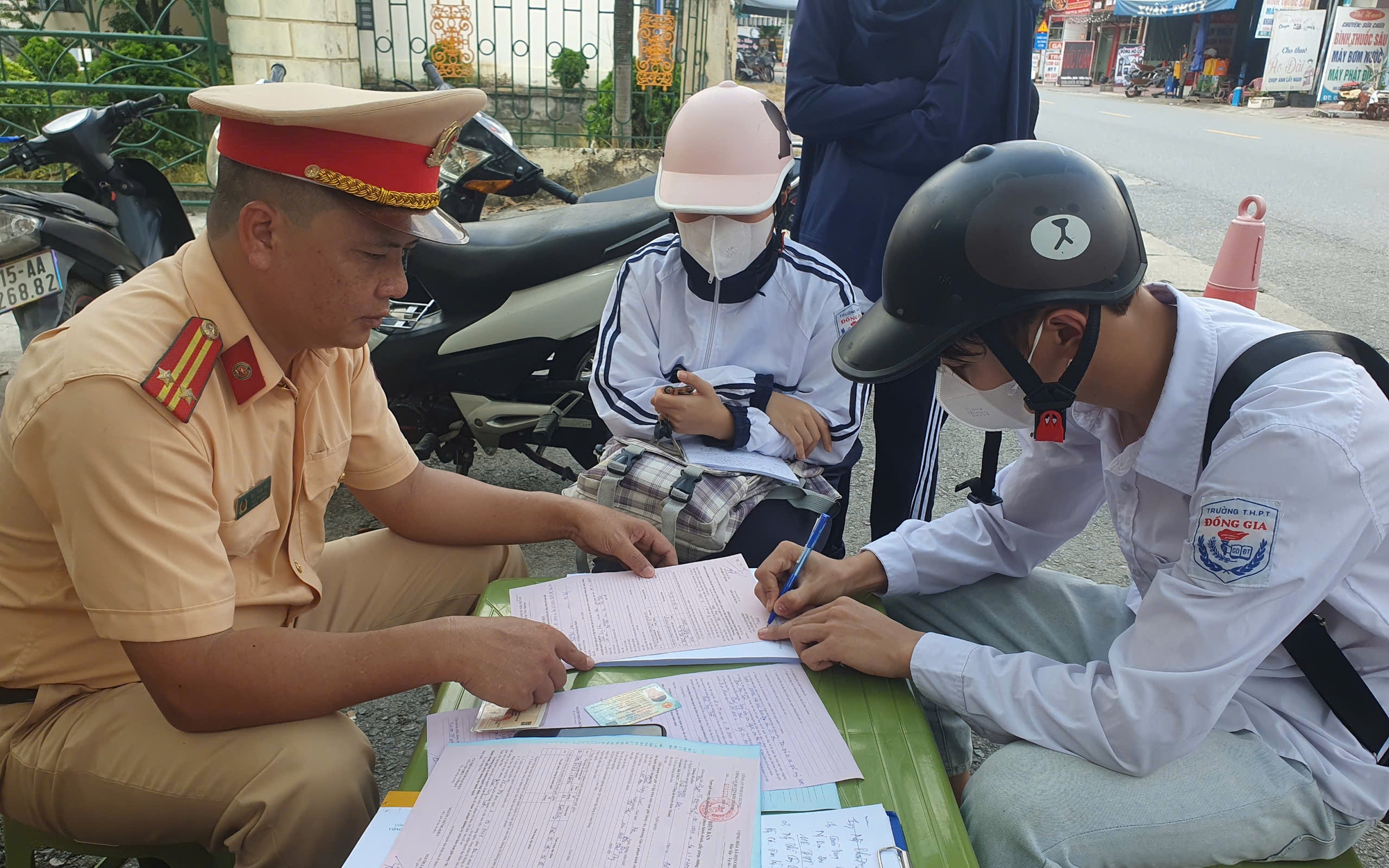 Học sinh vi phạm giao thông, phụ huynh được mời đến nghe tuyên truyền luật