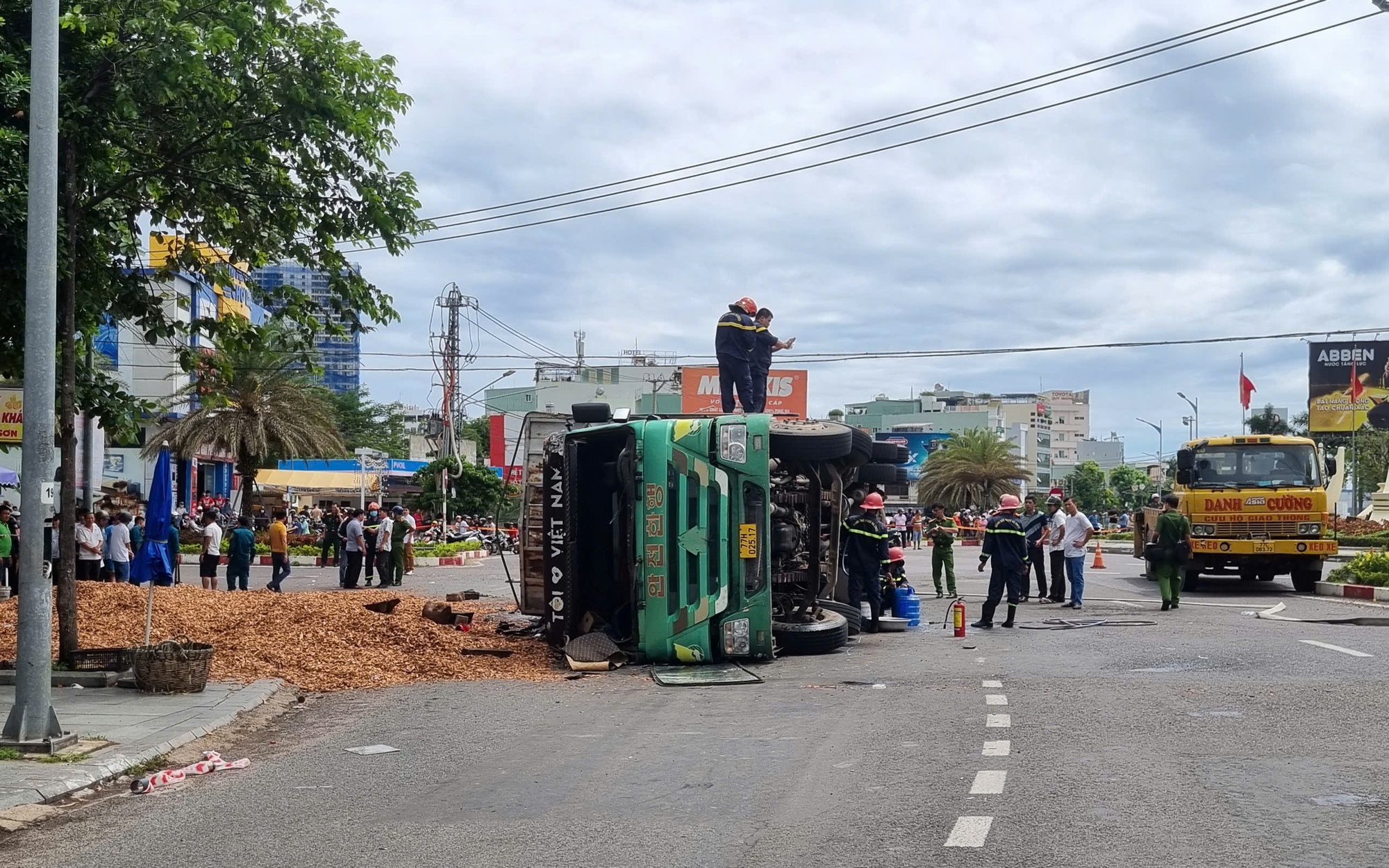 Bình Định: Xe chở dăm gỗ lật ngang đè nát xe máy, 3 người tử vong