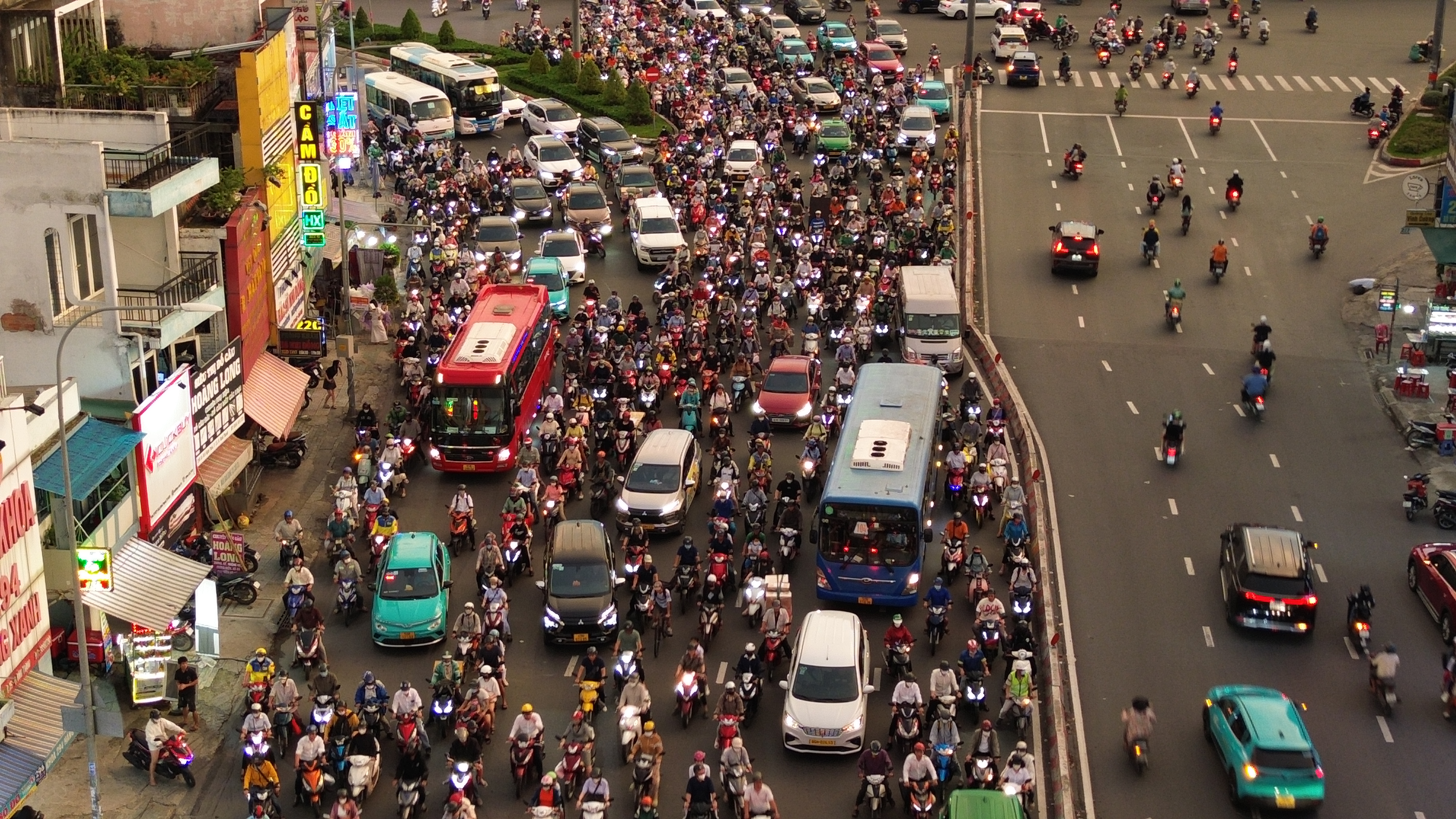 TP.HCM xúc tiến mở rộng trục Hàng Xanh - Bình Triệu - QL13 để gỡ “nút thắt” giao thông- Ảnh 2. TP.HCM xúc tiến mở rộng trục Hàng Xanh - Bình Triệu - QL13 để gỡ “nút thắt” giao thông- Ảnh 2.