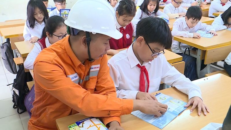 EVNHANOI tuyên truyền sử dụng điện an toàn tại các trường học- Ảnh 2.