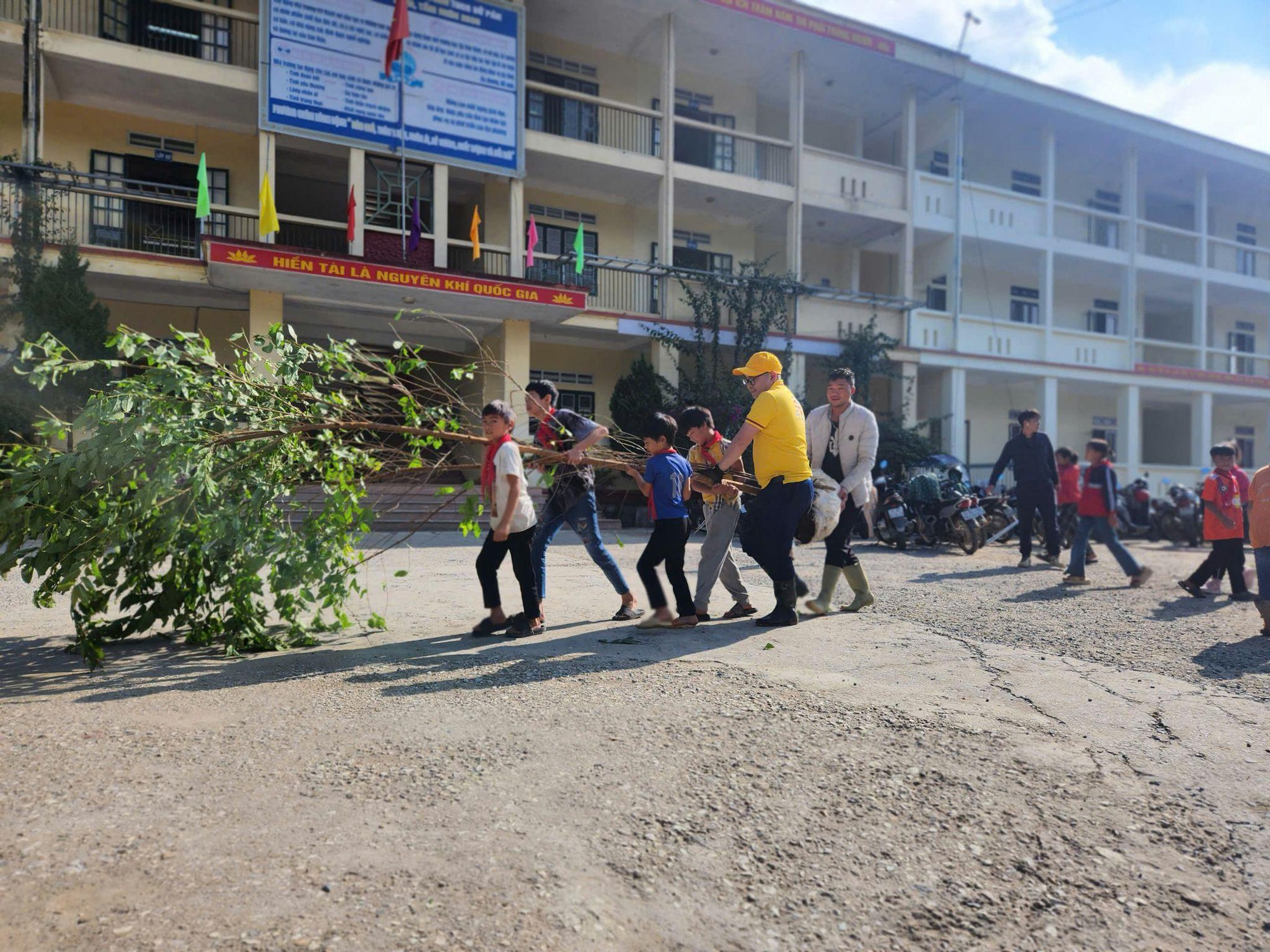 Sa Pa trồng 400 cây hoa trong ngày ra quân vì môi trường- Ảnh 2.