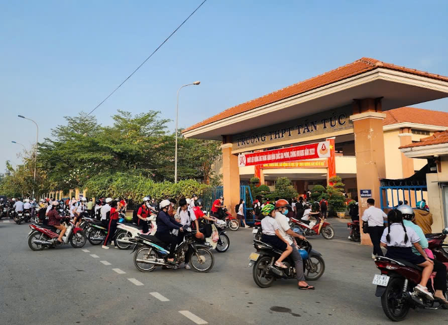 TP.HCM: Thực hư nam sinh cấp 3 đặt thiết bị quay lén trong nhà vệ sinh nữ- Ảnh 1.