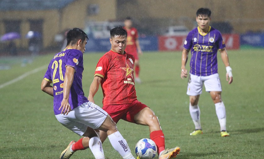 V-League: Hà Nội FC suýt ôm hận trước Hà Tĩnh, Bình Định chia điểm với SLNA - Ảnh 1.