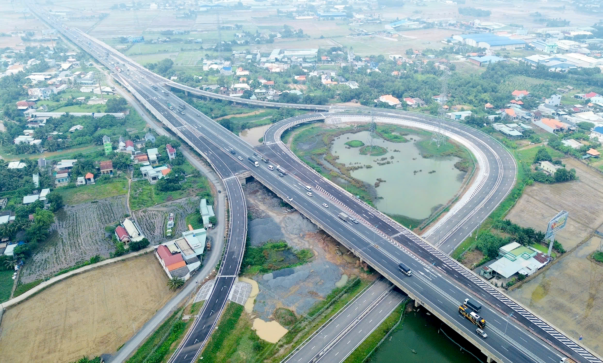 “Vượt nắng, thắng mưa” trên công trường cao tốc - Ảnh 3.