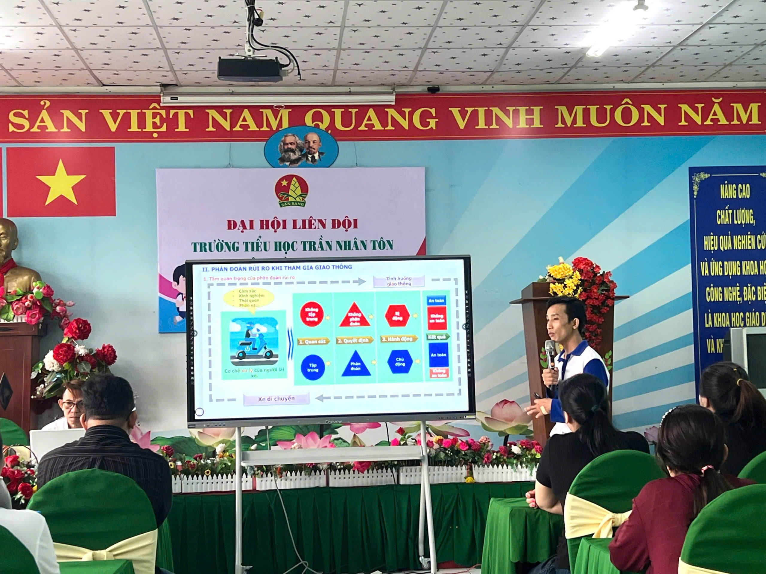 HEAD Sơn Minh trao MBH, tuyên truyền ATGT cho hàng nghìn học sinh ở huyện Bình Chánh- Ảnh 2.