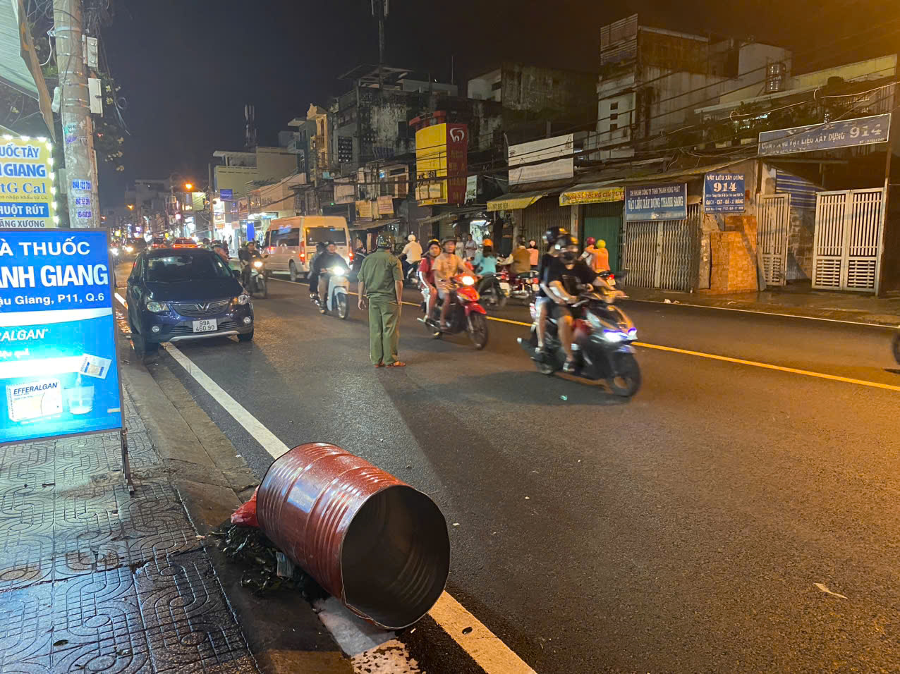 Phuy chứa dầu ở tiệm sửa xe phát nổ, một người bị bỏng nặng- Ảnh 1. Phuy chứa dầu ở tiệm sửa xe phát nổ, một người bị bỏng nặng- Ảnh 1.