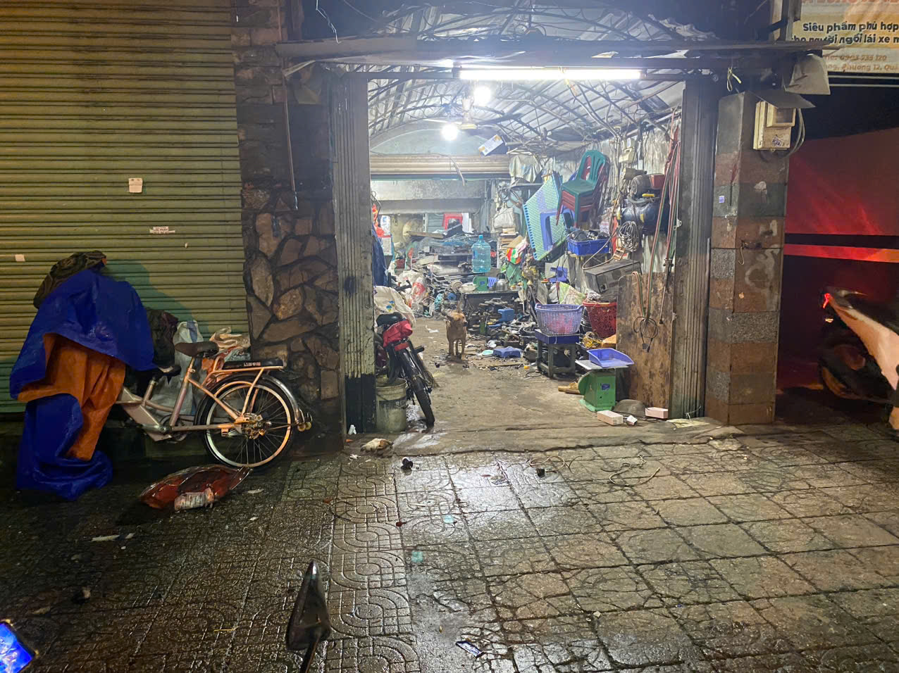 Phuy chứa dầu ở tiệm sửa xe phát nổ, một người bị bỏng nặng- Ảnh 2. Phuy chứa dầu ở tiệm sửa xe phát nổ, một người bị bỏng nặng- Ảnh 2.