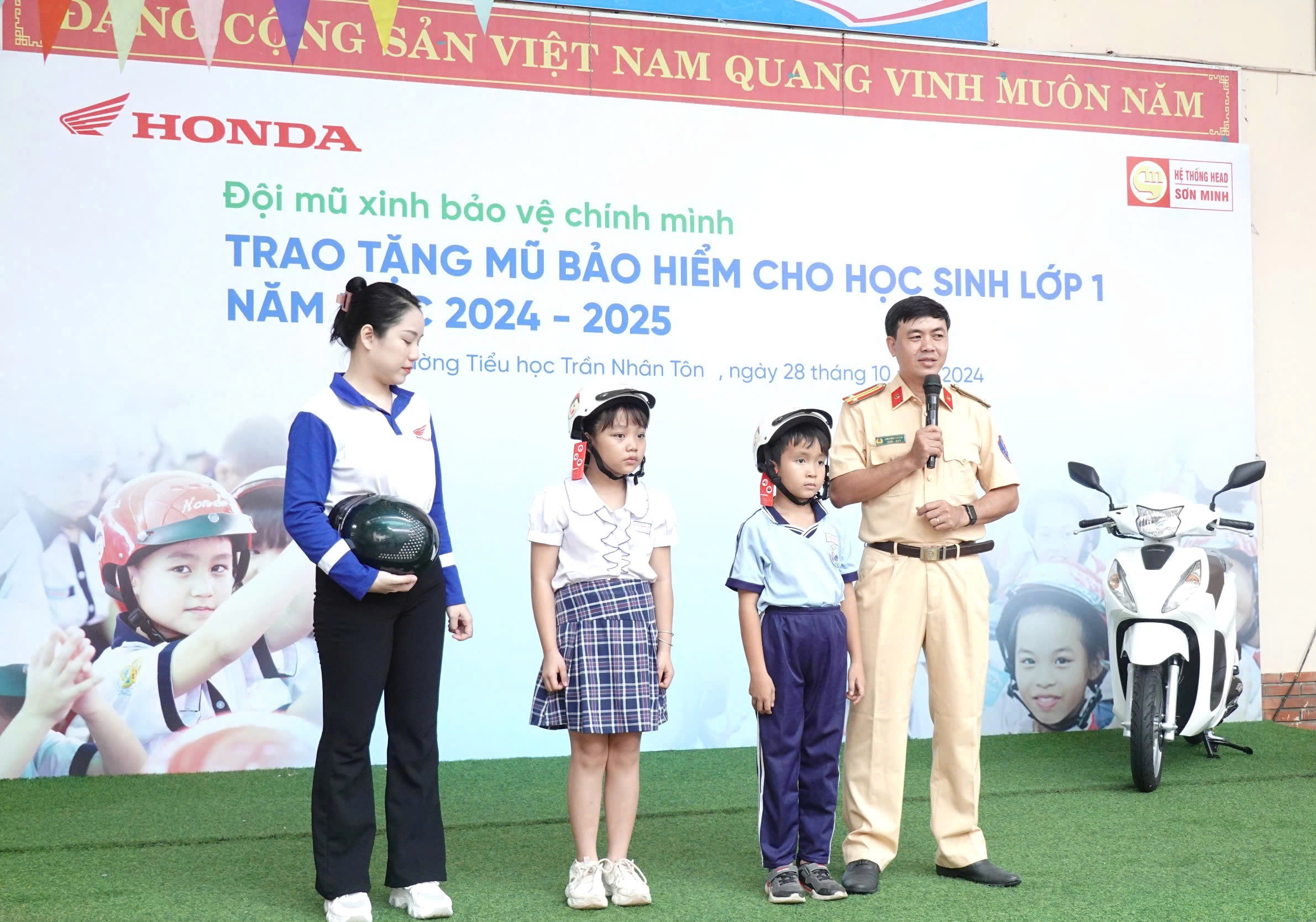 HEAD Sơn Minh trao MBH, tuyên truyền ATGT cho hàng nghìn học sinh ở huyện Bình Chánh- Ảnh 3.