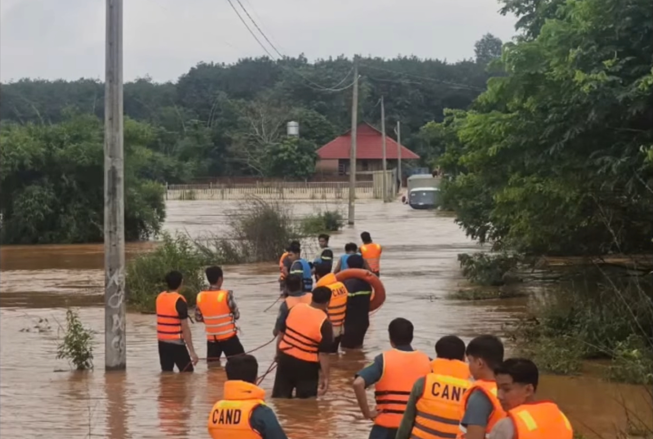 Lũ lụt gây ngập diện rộng ở Đồng Nai: 2.600 học sinh phải nghỉ học, nhiều nơi cấm đường- Ảnh 3.