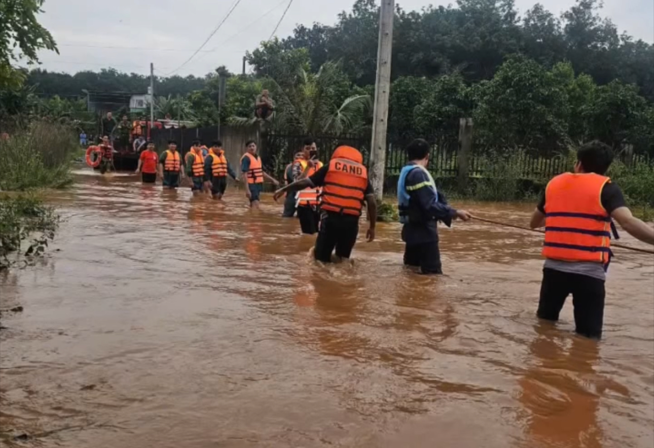 Lũ lụt gây ngập diện rộng ở Đồng Nai: 2.600 học sinh phải nghỉ học, nhiều nơi cấm đường- Ảnh 1.