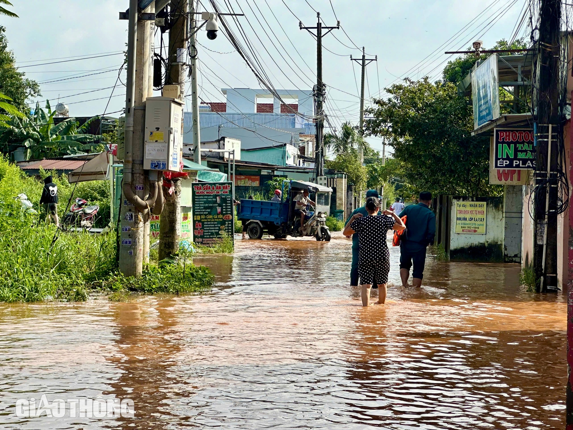 Lũ lụt gây ngập diện rộng ở Đồng Nai: 2.600 học sinh phải nghỉ học, nhiều nơi cấm đường- Ảnh 7.