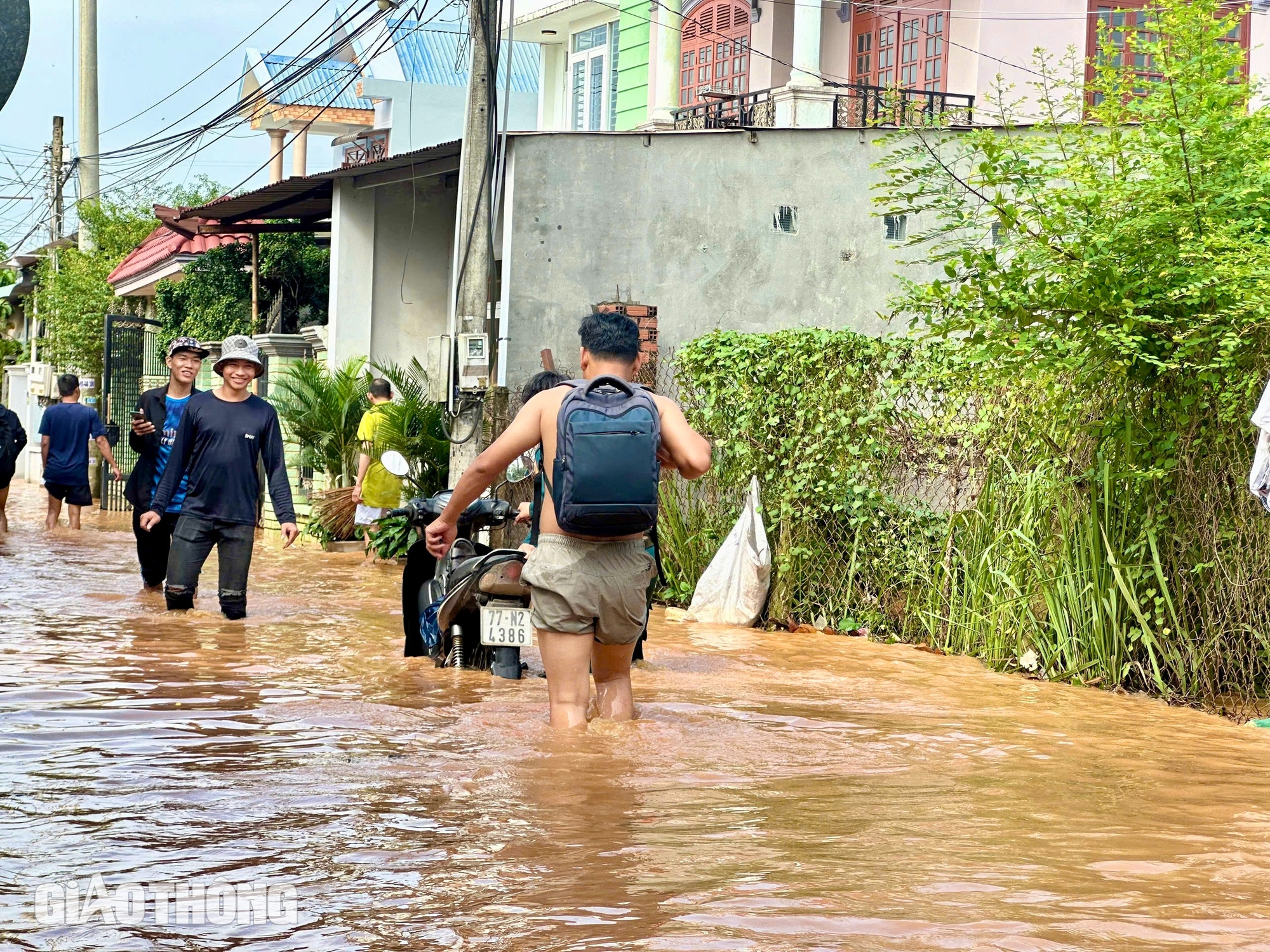 Lũ lụt gây ngập diện rộng ở Đồng Nai: 2.600 học sinh phải nghỉ học, nhiều nơi cấm đường- Ảnh 10.