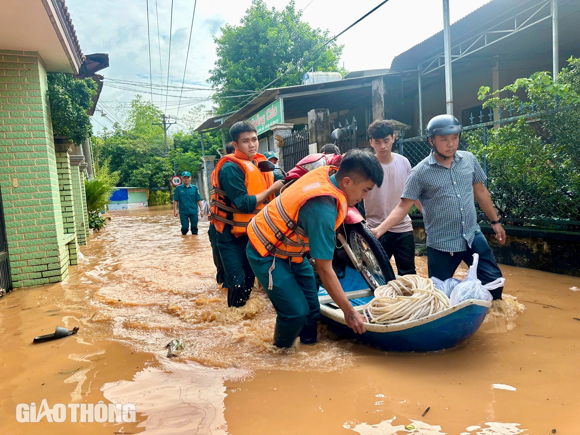 Lũ lụt gây ngập diện rộng ở Đồng Nai: 2.600 học sinh phải nghỉ học, nhiều nơi cấm đường- Ảnh 11.