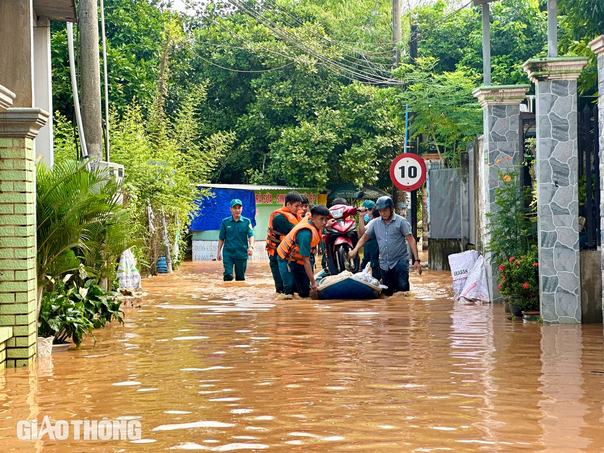 Lũ lụt gây ngập diện rộng ở Đồng Nai: 2.600 học sinh phải nghỉ học, nhiều nơi cấm đường- Ảnh 5.