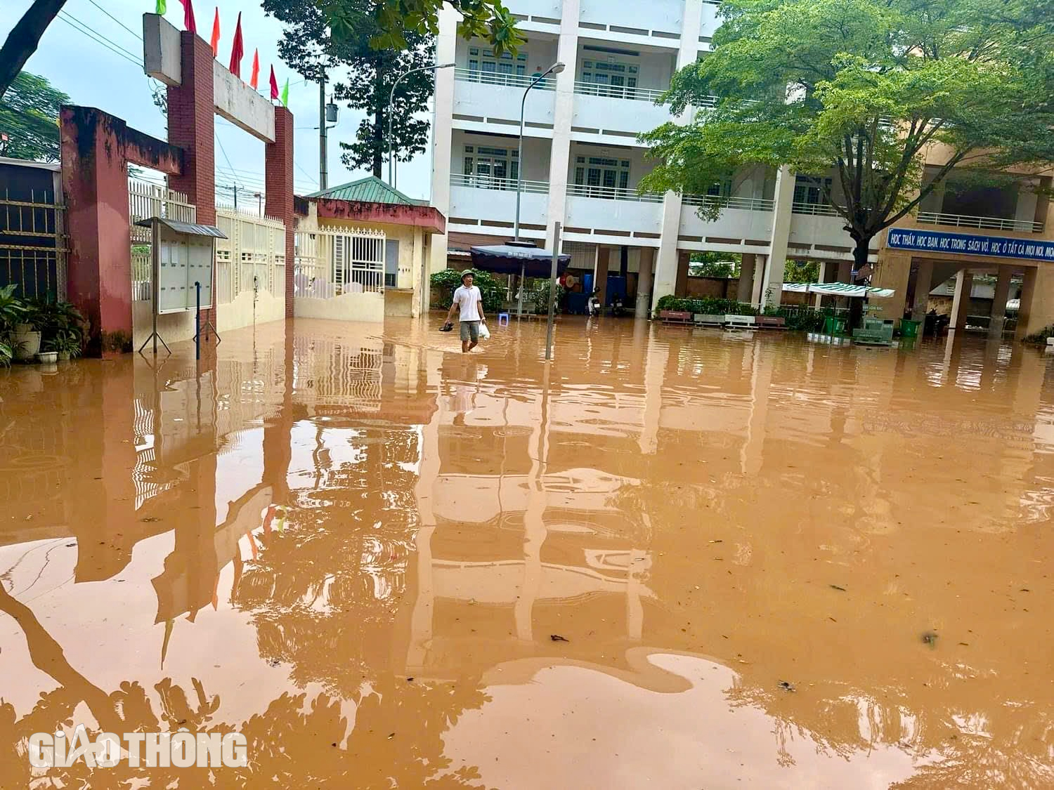 Lũ lụt gây ngập diện rộng ở Đồng Nai: 2.600 học sinh phải nghỉ học, nhiều nơi cấm đường- Ảnh 8.