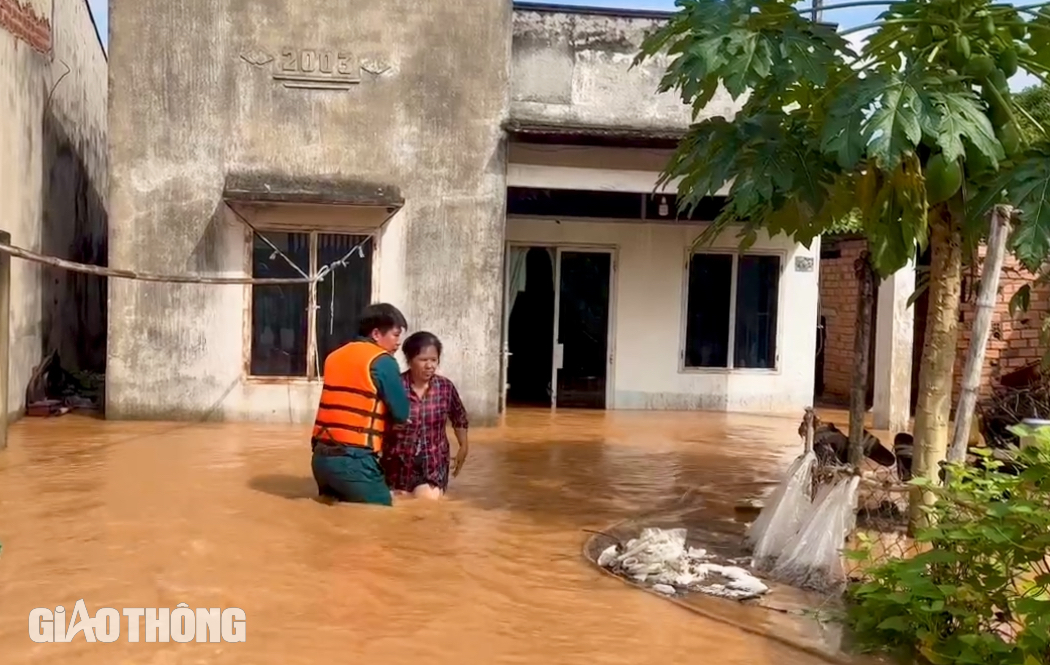 Lũ lụt gây ngập diện rộng ở Đồng Nai: 2.600 học sinh phải nghỉ học, nhiều nơi cấm đường- Ảnh 12.