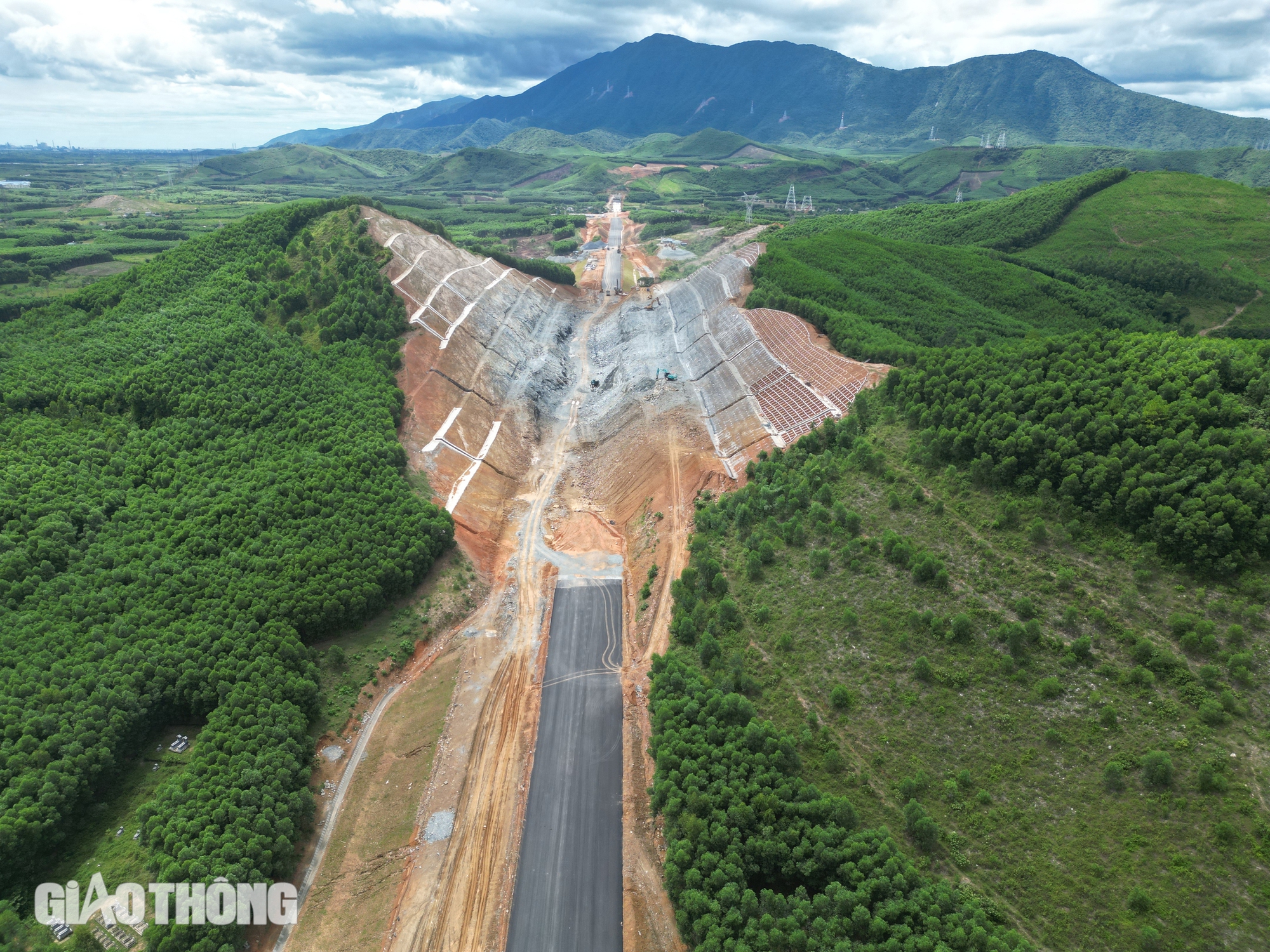 Chinh phục đồi cao, thông tuyến cao tốc Bắc - Nam qua Hà Tĩnh- Ảnh 10.