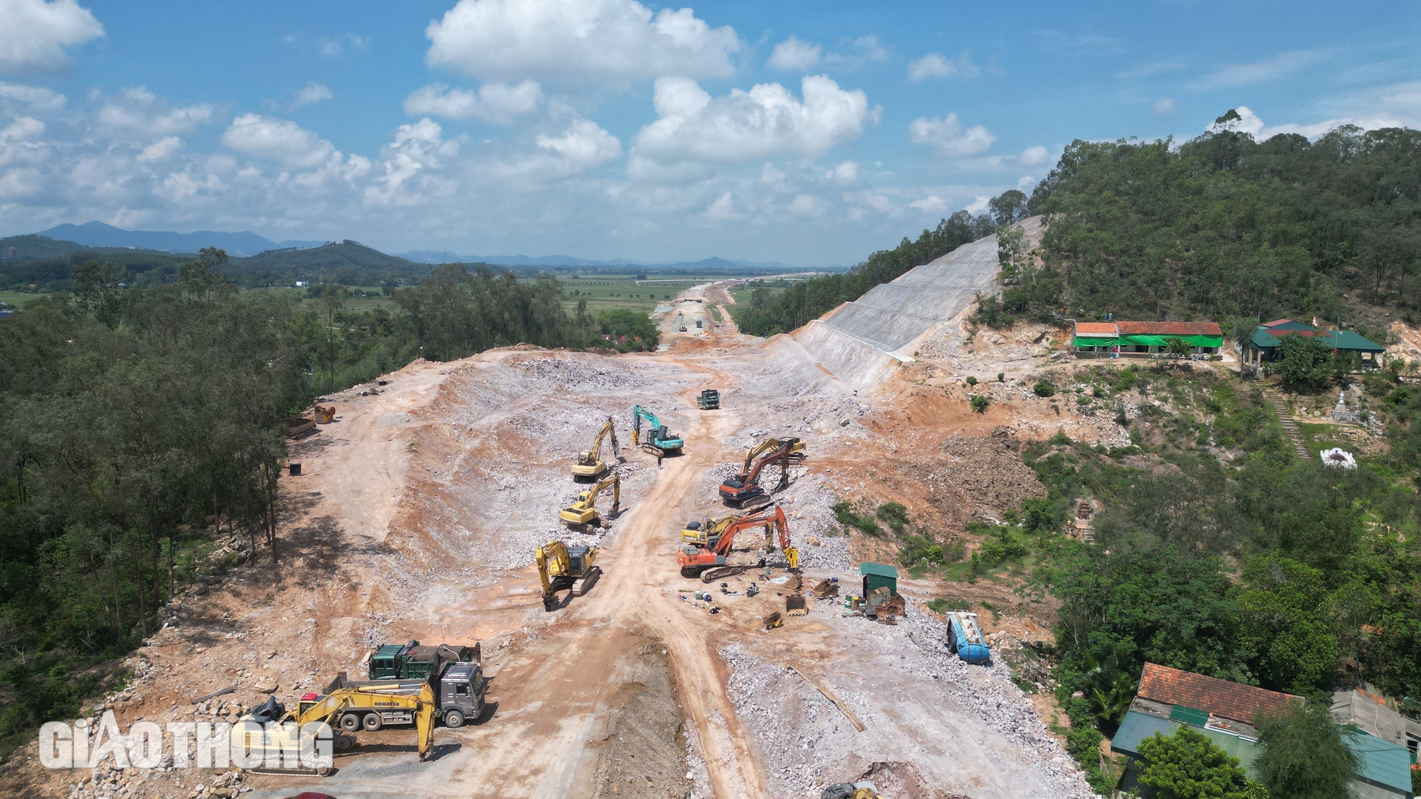 Chinh phục đồi cao, thông tuyến cao tốc Bắc - Nam qua Hà Tĩnh- Ảnh 2.