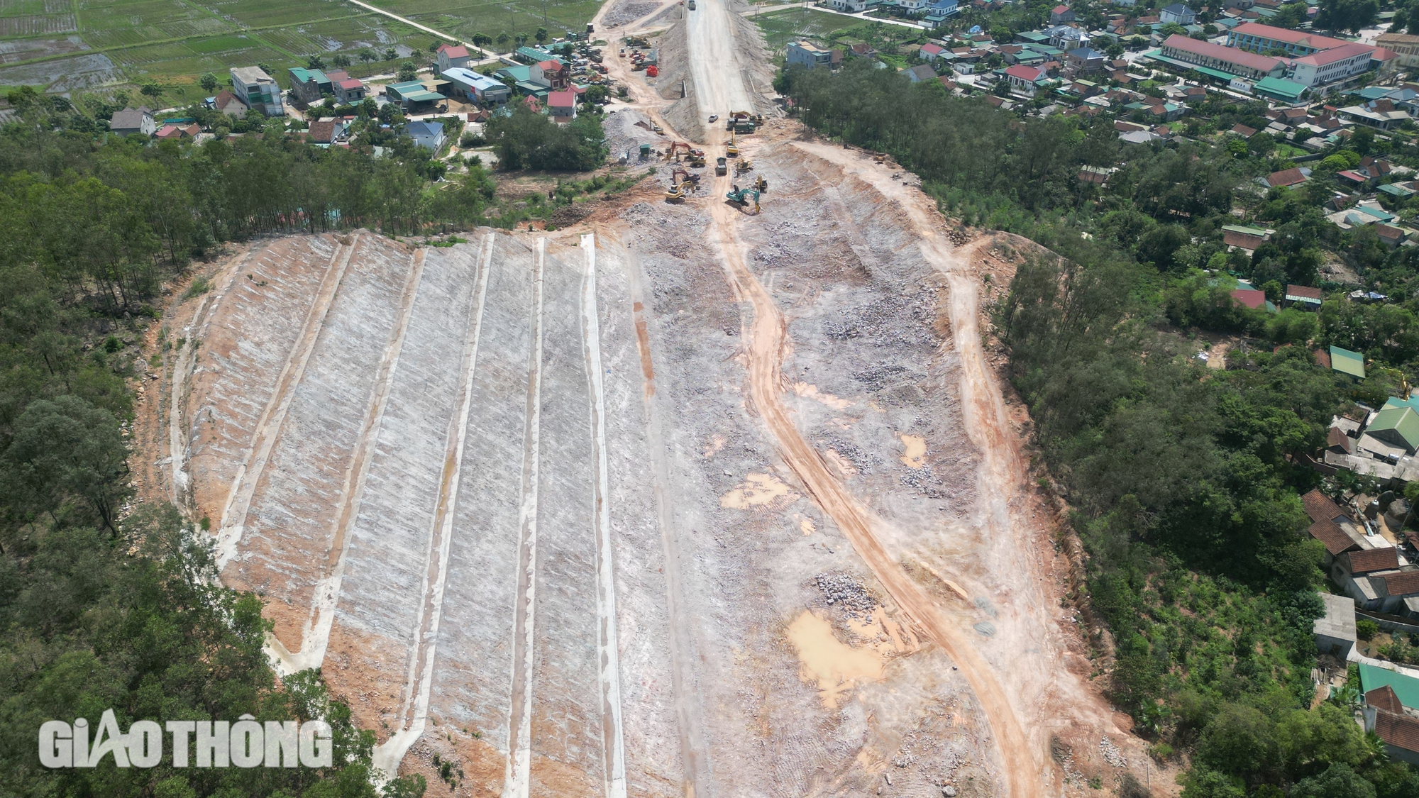 Chinh phục đồi cao, thông tuyến cao tốc Bắc - Nam qua Hà Tĩnh- Ảnh 3.