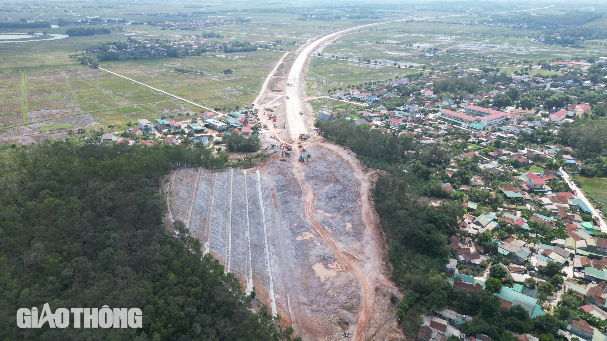 Chinh phục đồi cao, thông tuyến cao tốc Bắc - Nam qua Hà Tĩnh- Ảnh 1.