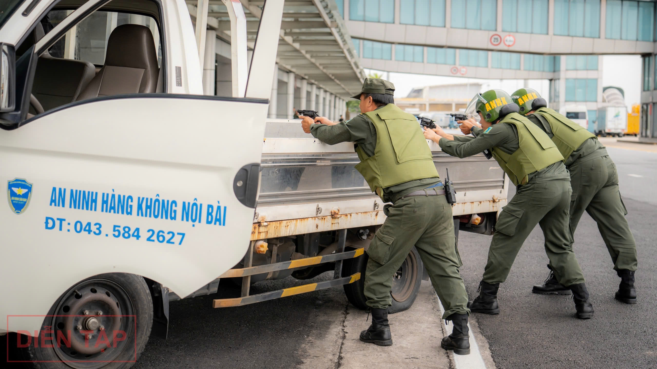 Xem an ninh sân bay Nội Bài diễn tập ứng phó tình huống khủng bố đột nhập- Ảnh 17.