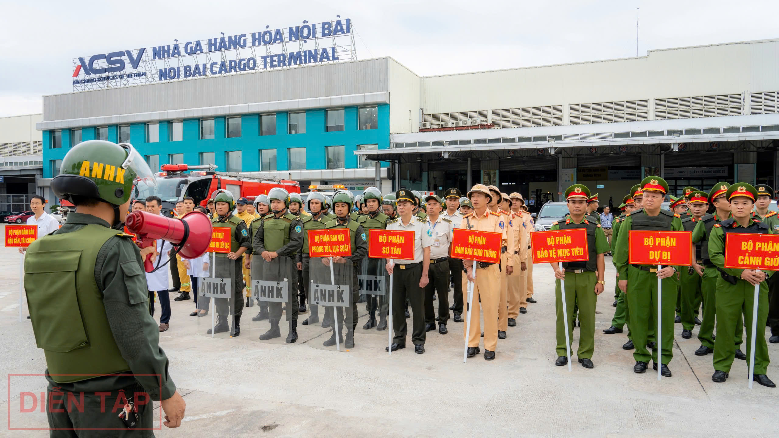 Xem an ninh sân bay Nội Bài diễn tập ứng phó tình huống khủng bố đột nhập- Ảnh 3.