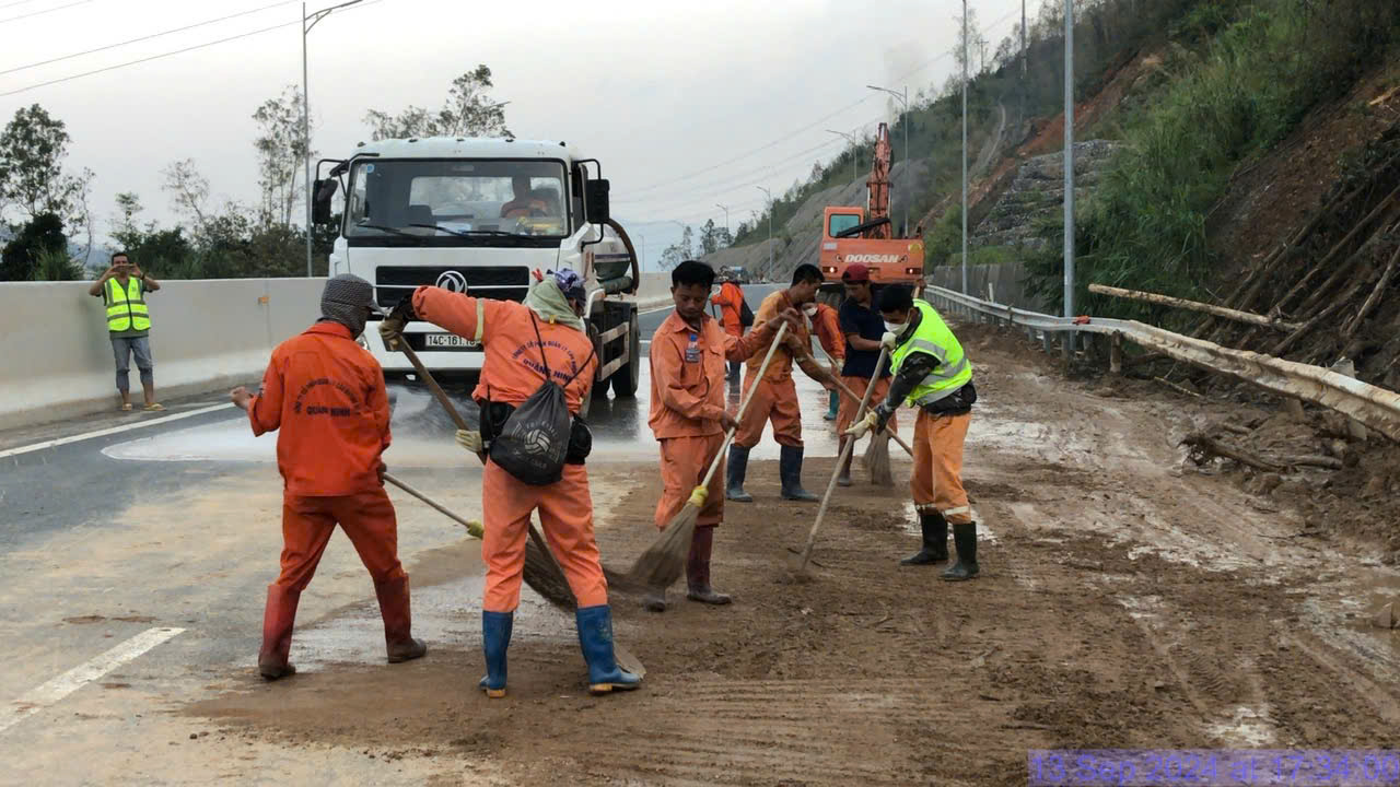 Quảng Ninh ưu tiên khôi phục hạ tầng giao thông bị hư hỏng sau mưa bão- Ảnh 2.