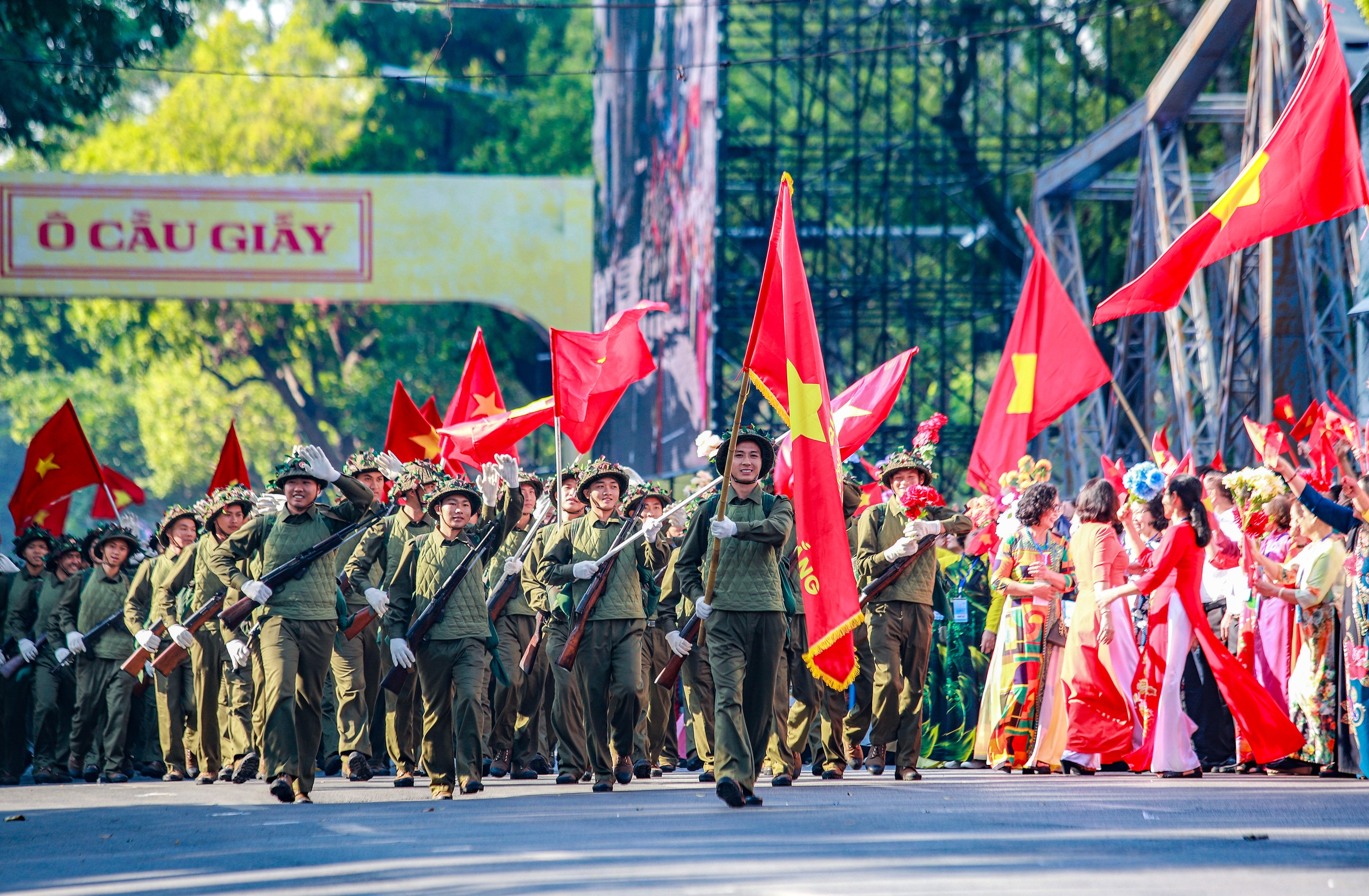 Tái hiện thời khắc đoàn quân tiếp quản Thủ đô năm 1954 bên bờ Hồ Gươm- Ảnh 2.