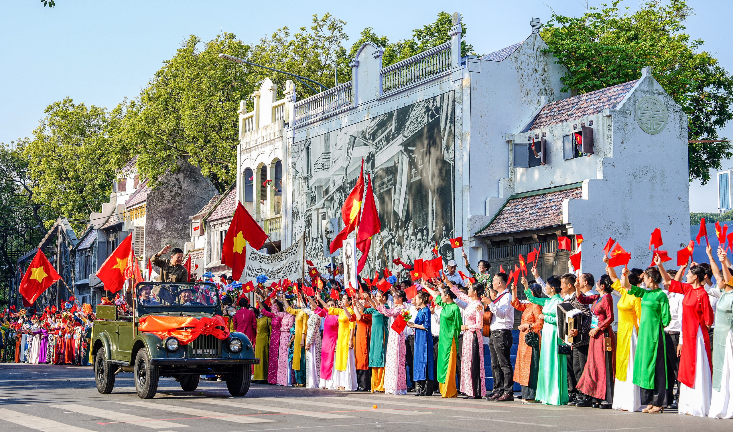 Tái hiện thời khắc đoàn quân tiếp quản Thủ đô năm 1954 bên bờ Hồ Gươm- Ảnh 1.