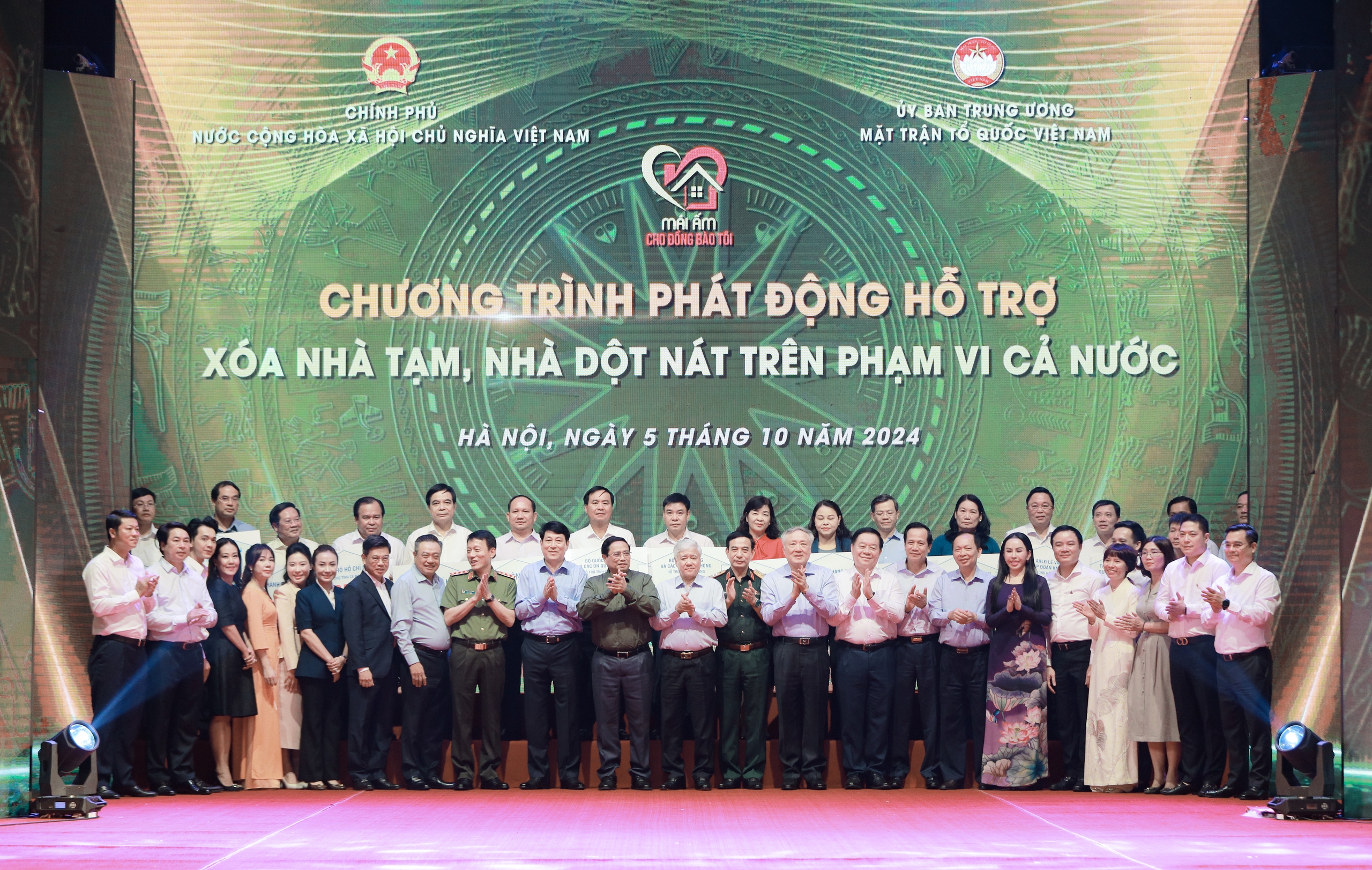 LPBank chung tay vì cộng đồng: Trao 100 tỷ đồng xóa nhà tạm, nhà dột nát- Ảnh 2.