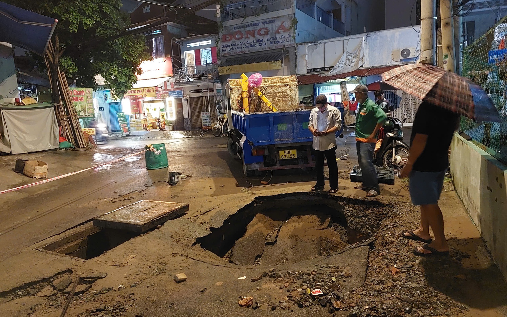 Hố 'tử thần' xuất hiện giữa đường sau mưa lớn tại TP Thủ Đức