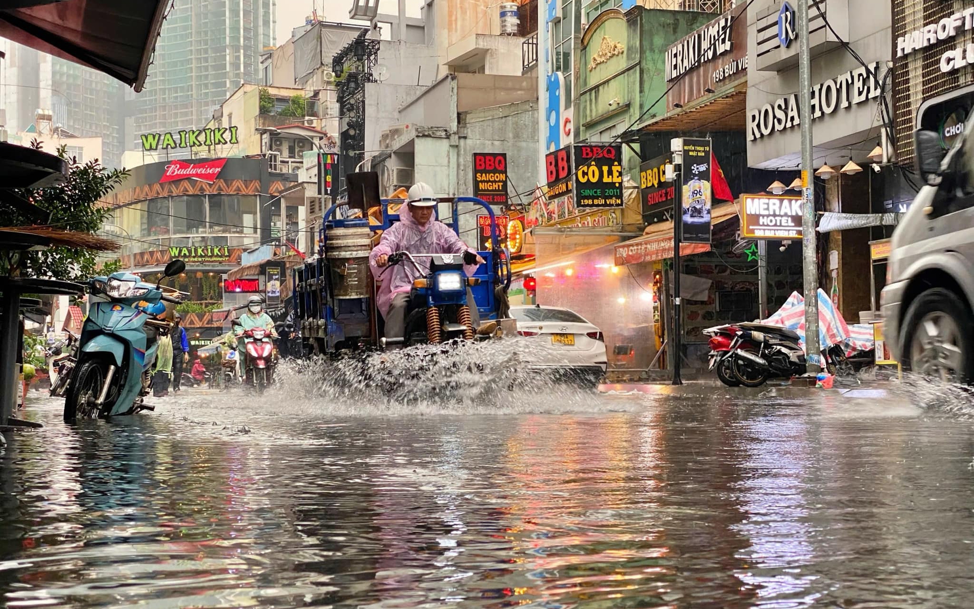 Mưa lớn, đường trung tâm quận 1 TP.HCM ngập nước