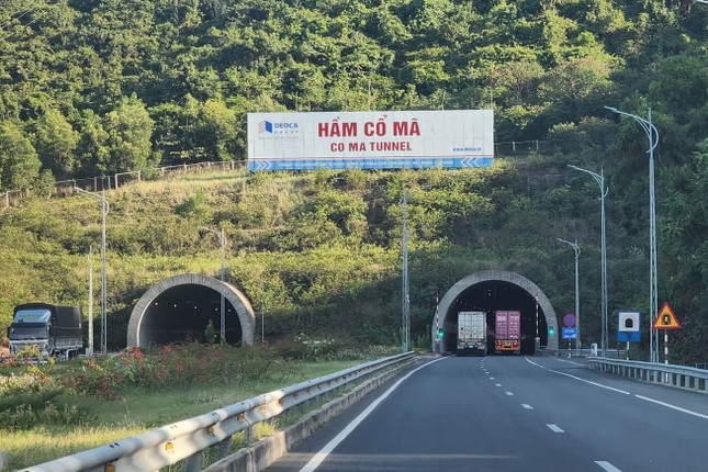 Điều tra hàng loạt xe tải bị hút trộm dầu trên quốc lộ 1- Ảnh 1. Điều tra hàng loạt w88 com tải bị hút trộm dầu trên quốc lộ 1- Ảnh 1.