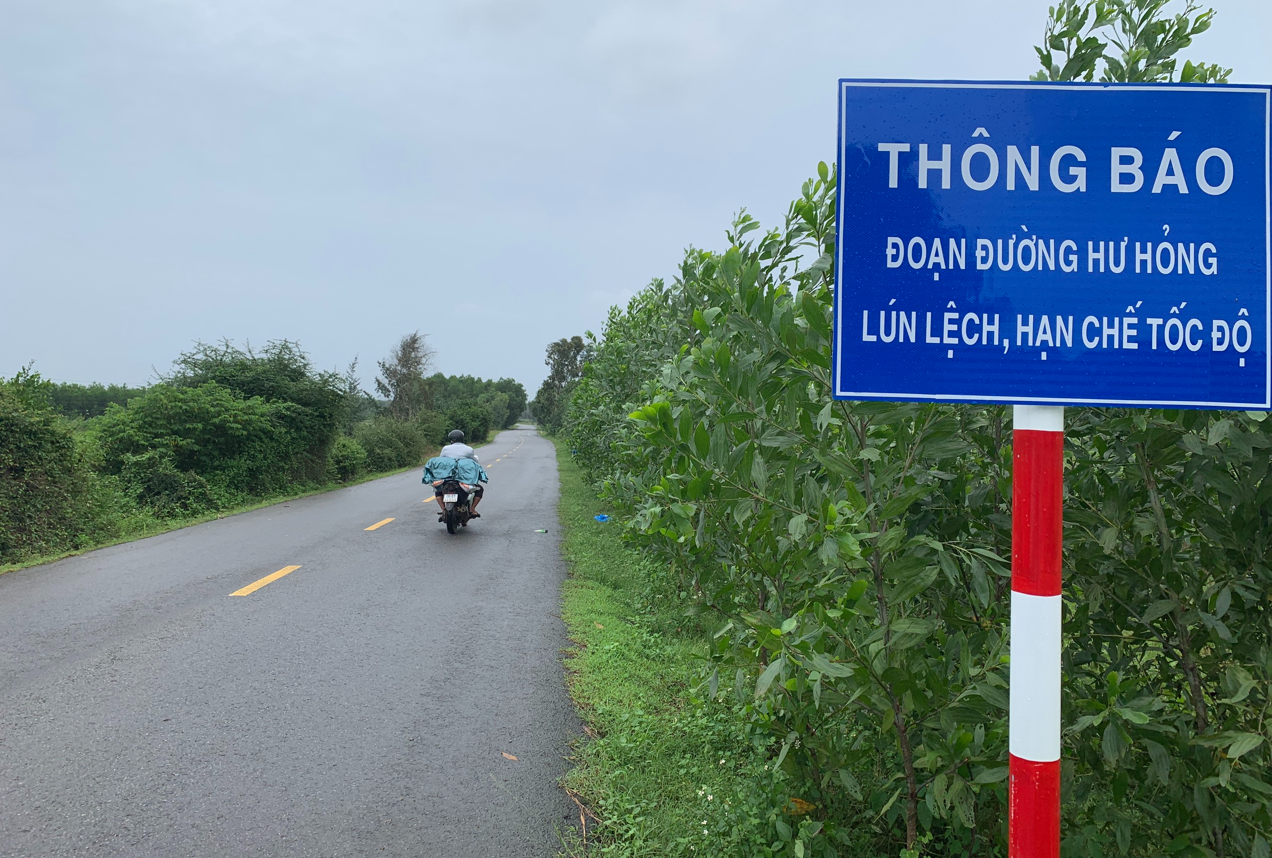 Tỉnh lộ 621 ở Quảng Ngãi nứt, lún dài 800m do đâu?- Ảnh 2. Tỉnh lộ 621 ở Quảng Ngãi nứt, lún dài 800m do đâu?- Ảnh 2.
