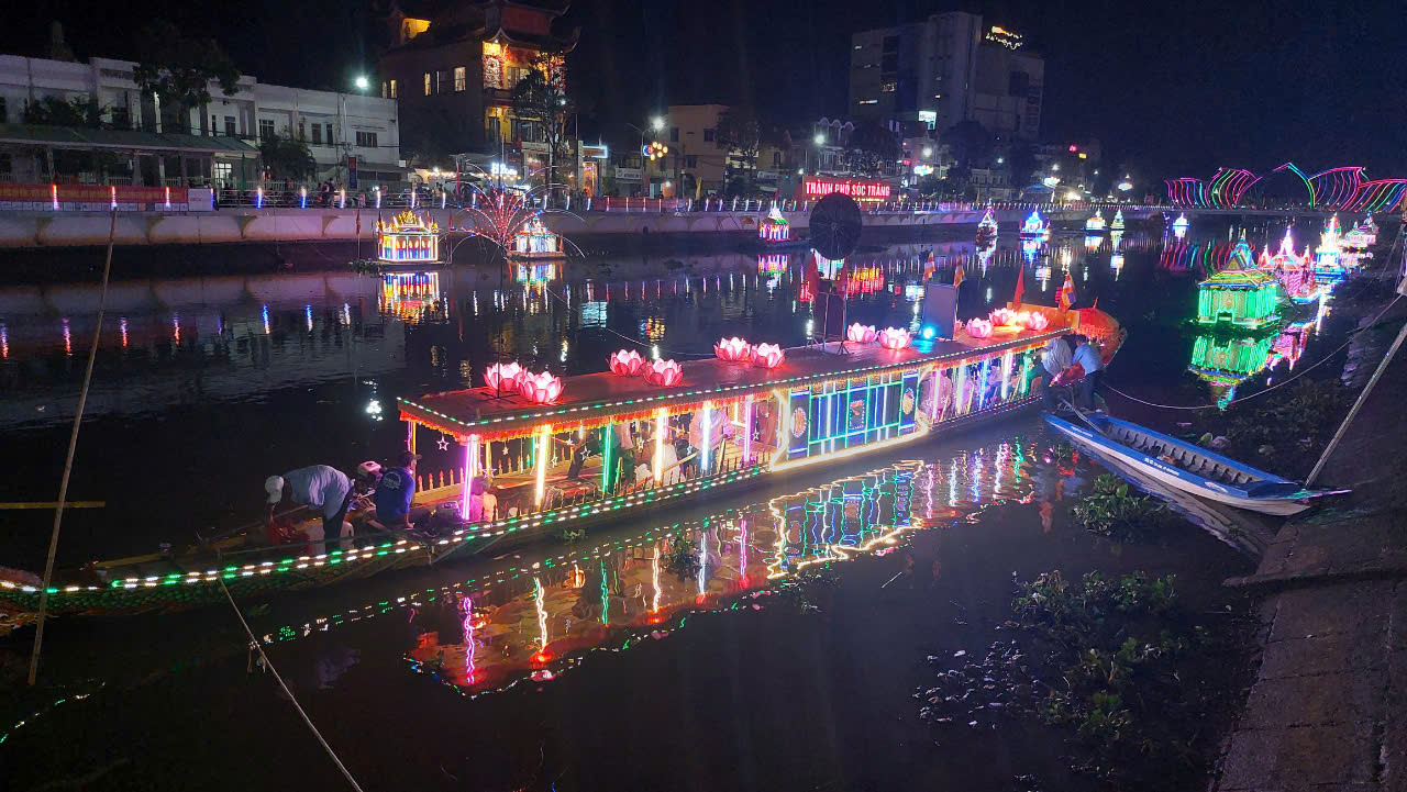 Lung linh đêm hội sông Trăng- Ảnh 1.