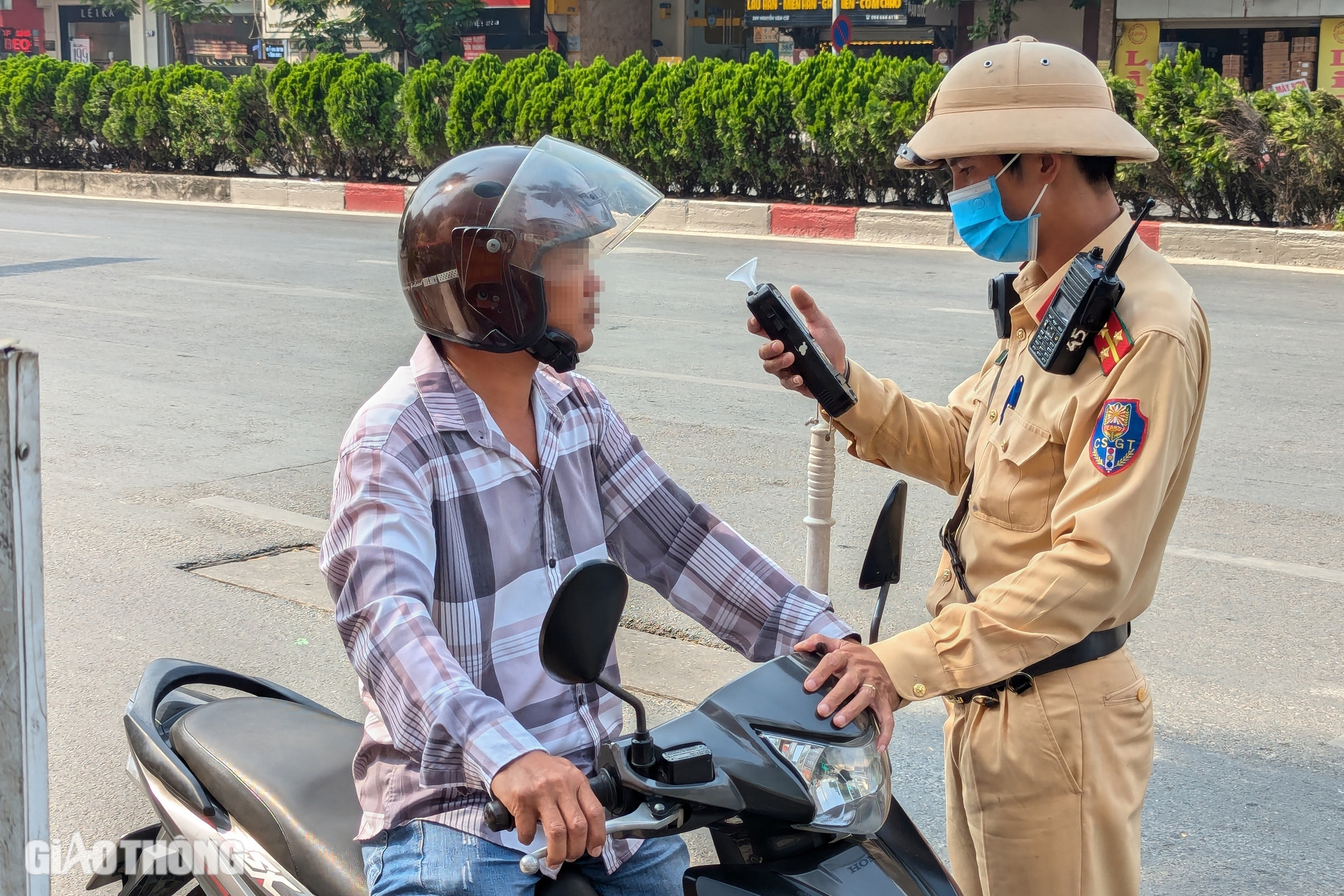 Nể con cháu mời rượu, ông lão 70 tuổi bị tước bằng lái, tạm giữ xe máy trên đường về nhà- Ảnh 5.