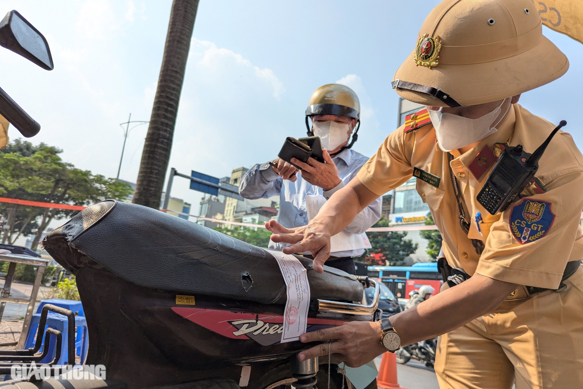 Nể con cháu mời rượu, ông lão 70 tuổi bị tước bằng lái, tạm giữ xe máy trên đường về nhà- Ảnh 4.