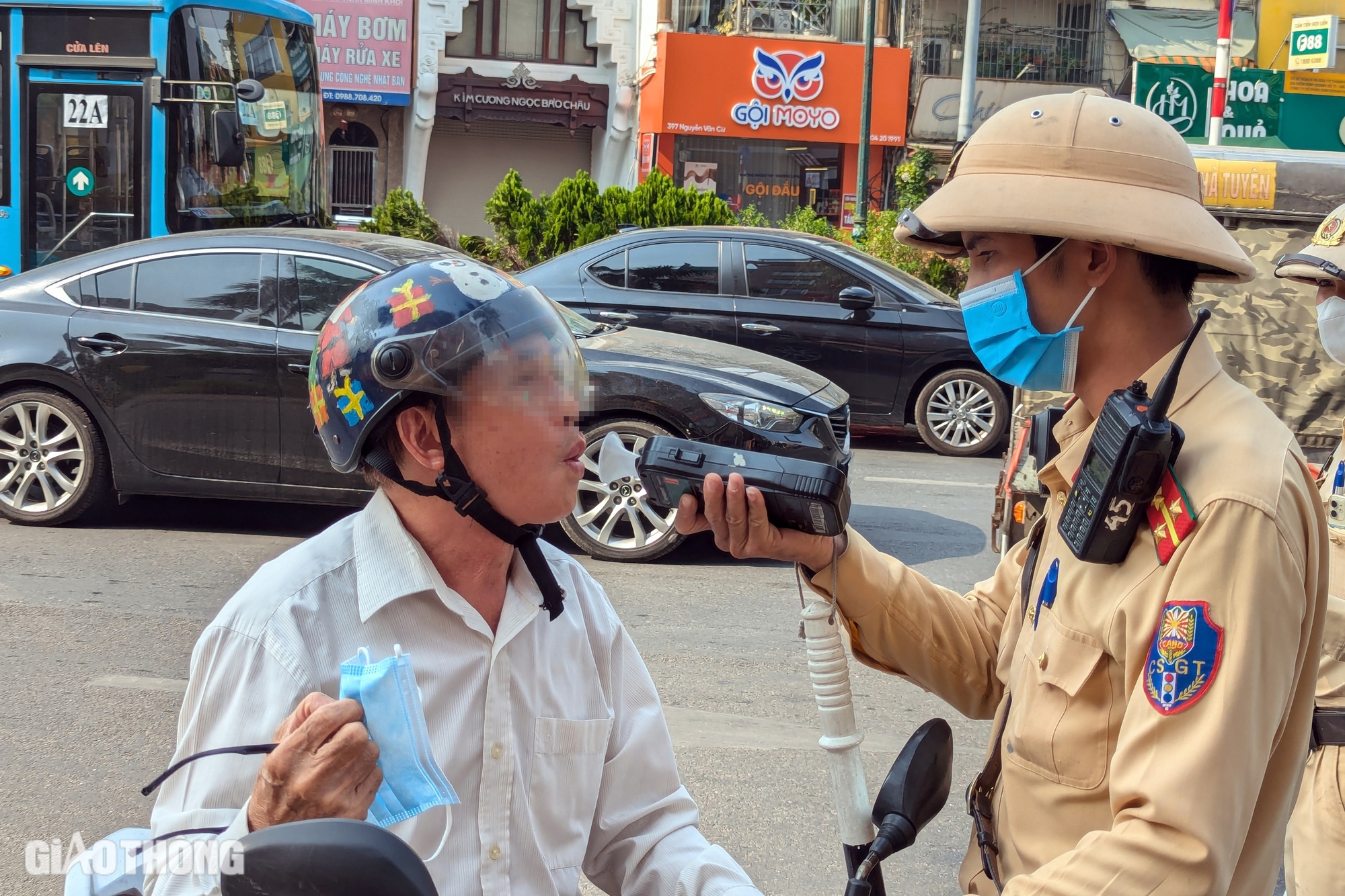 Nể con cháu mời rượu, ông lão 70 tuổi bị tước bằng lái, tạm giữ xe máy trên đường về nhà- Ảnh 2.