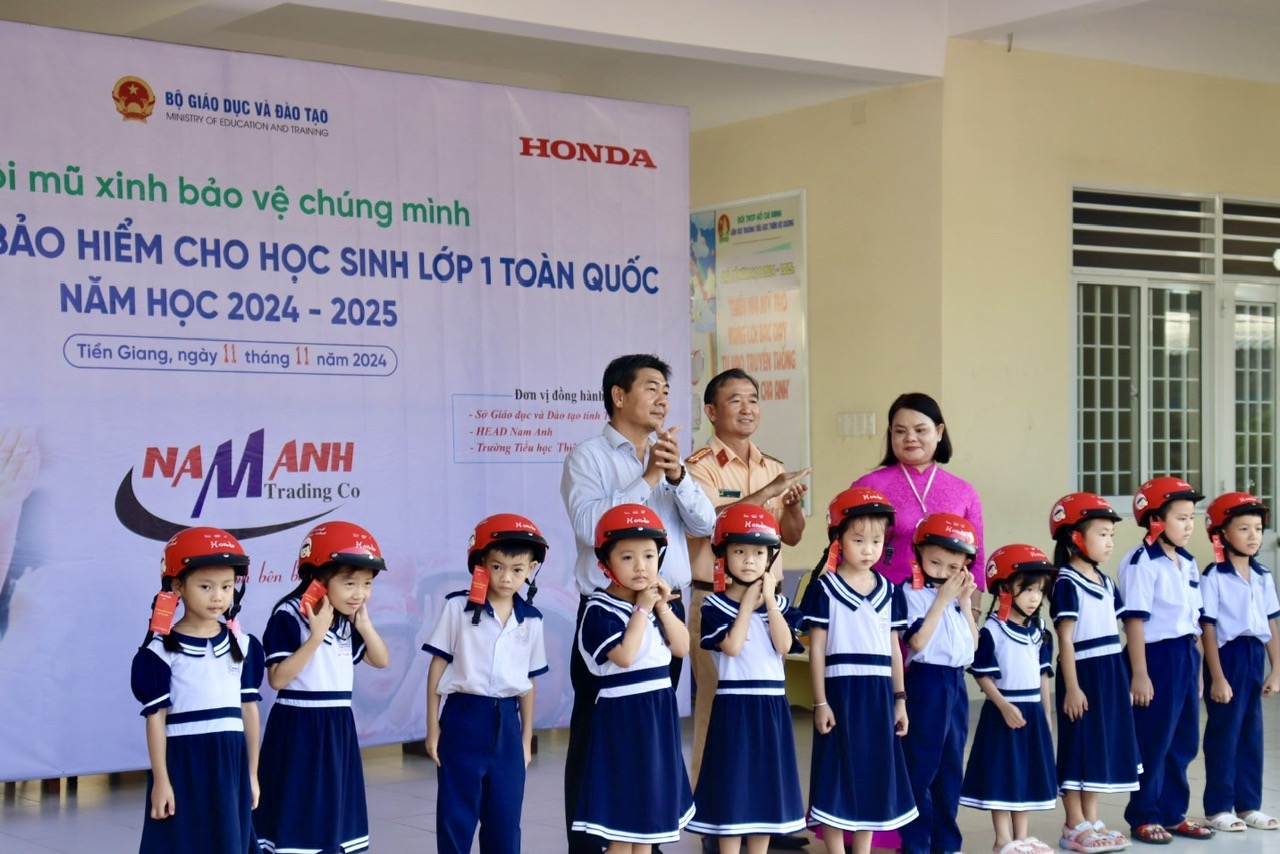 Tiền Giang trao tặng gần 25.000 mũ bảo hiểm đạt chuẩn cho học sinh lớp 1- Ảnh 1.