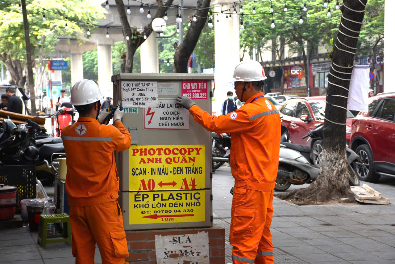 EVNHANOI cảnh báo tờ rao vặt, quảng cáo che lấp tủ điện tiềm ẩn nguy hiểm cho người dân- Ảnh 1.