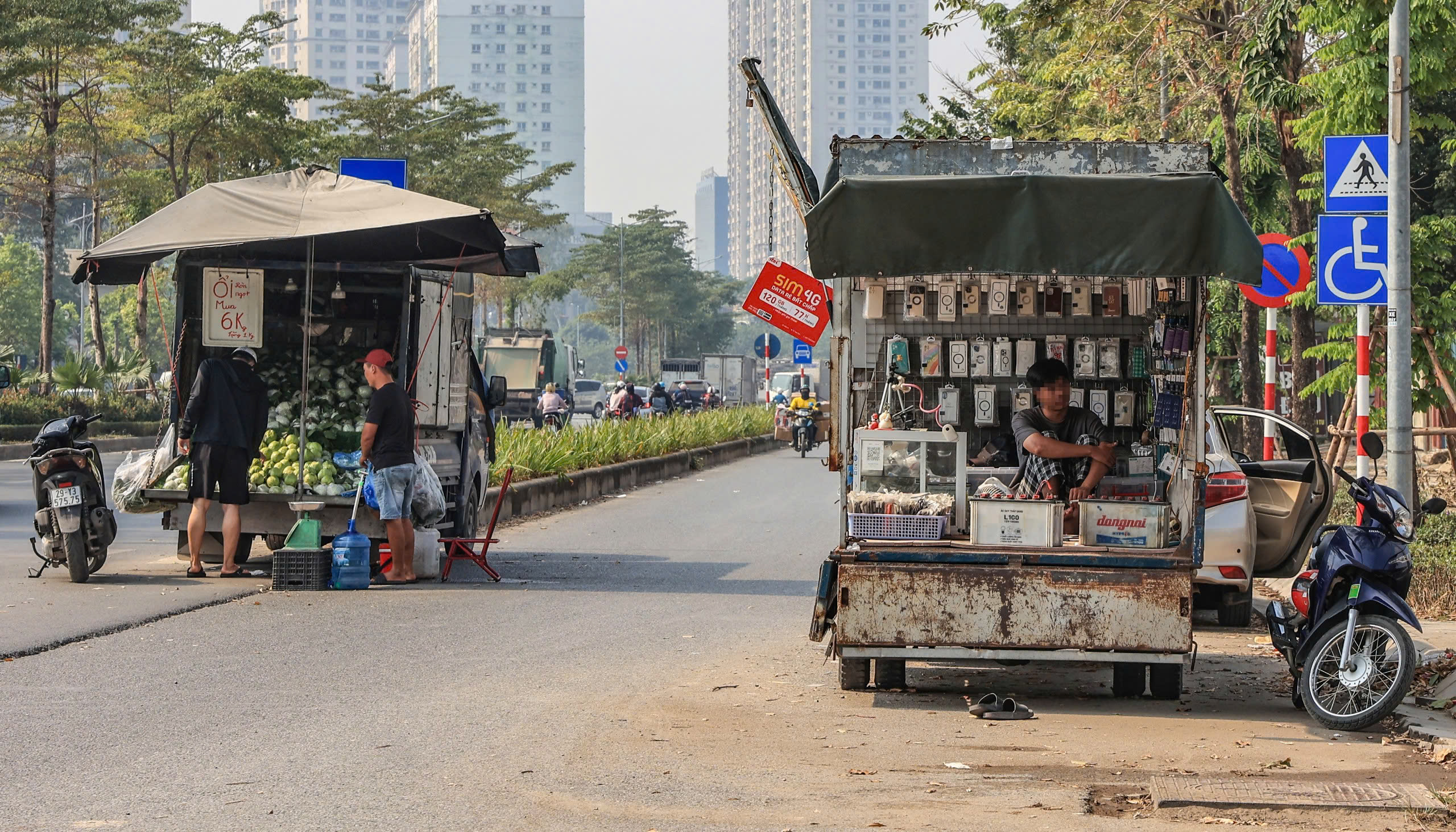 Hà Nội: Rác thải bủa vây, hàng rong chiếm dụng vỉa hè đường Phạm Tu- Ảnh 12.