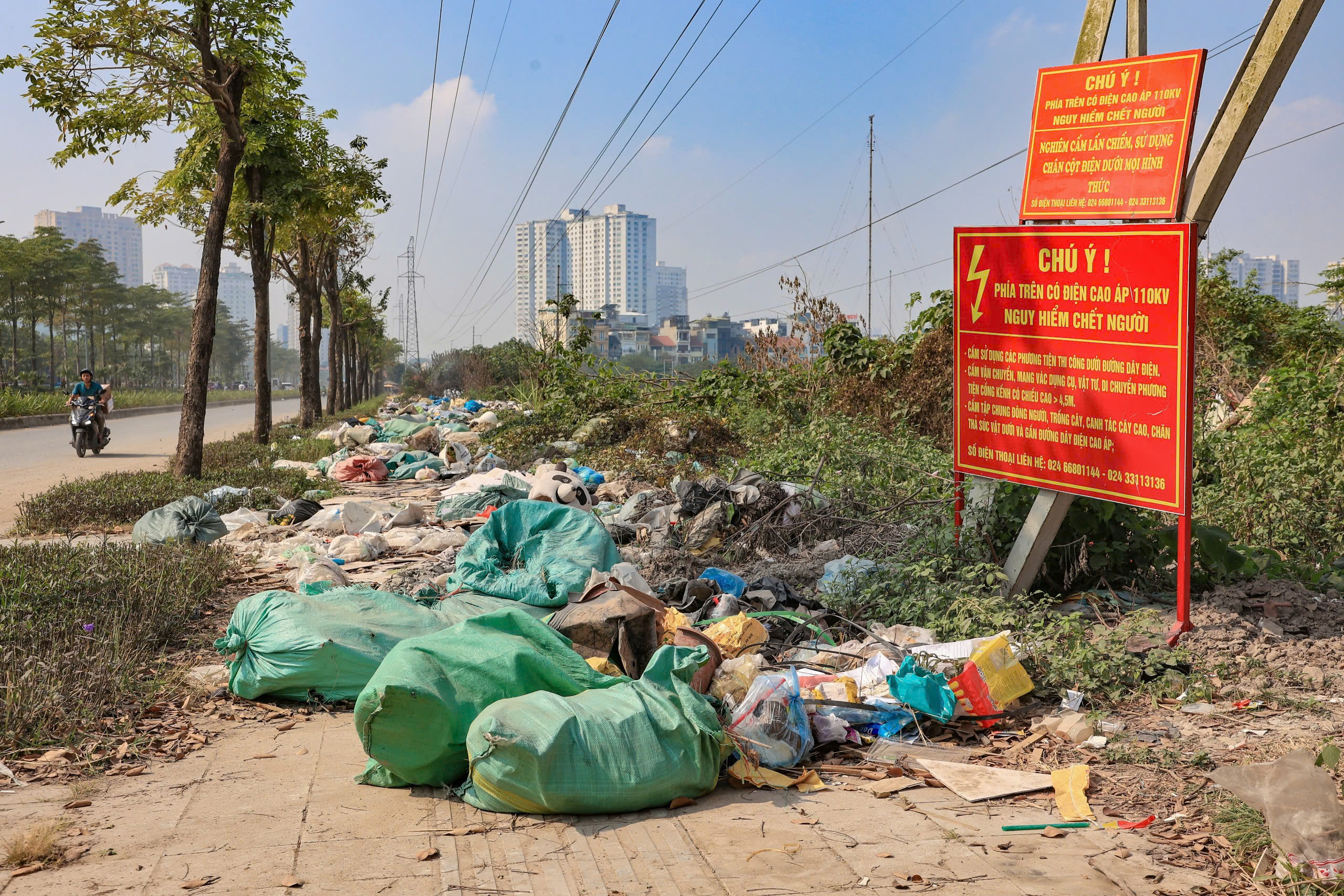 Hà Nội: Rác thải bủa vây, hàng rong chiếm dụng vỉa hè đường Phạm Tu- Ảnh 6.