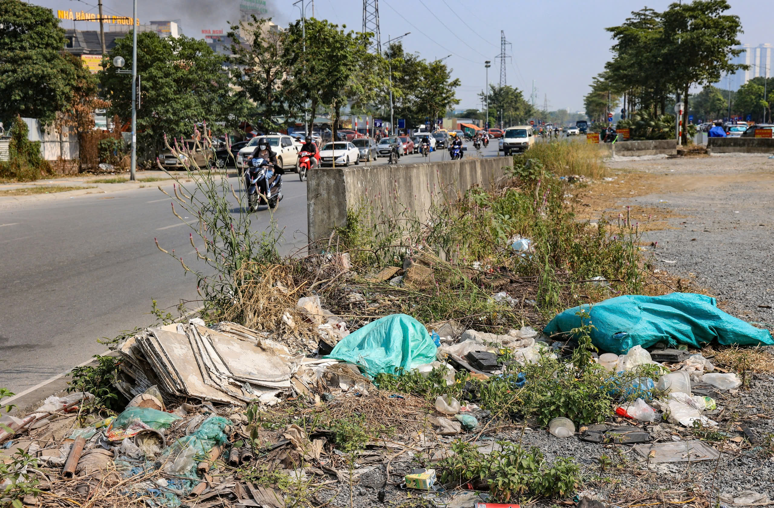 Hà Nội: Rác thải bủa vây, hàng rong chiếm dụng vỉa hè đường Phạm Tu- Ảnh 1.