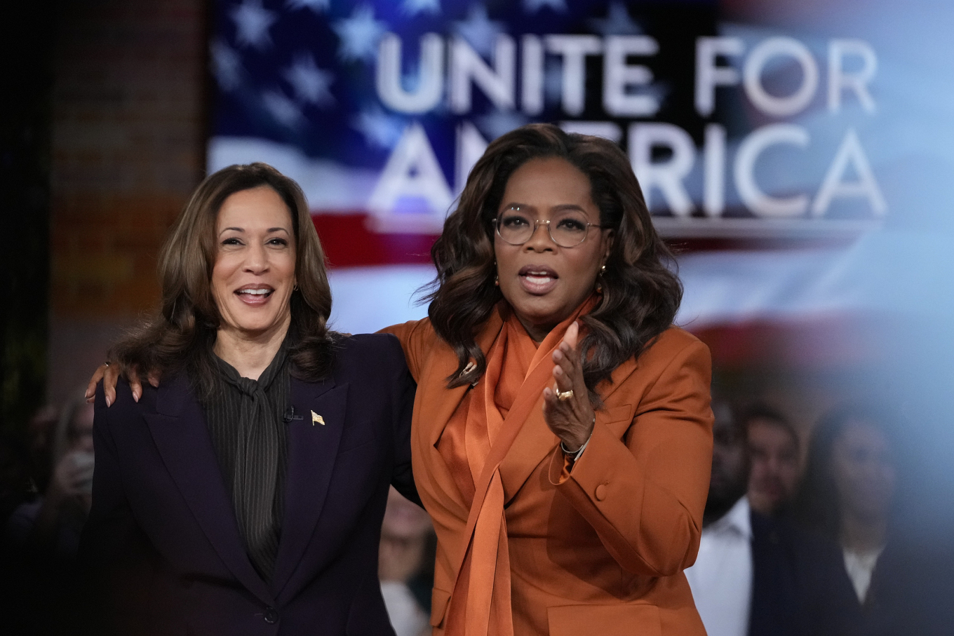 Nữ hoàng truyền hình Oprah Winfrey nói gì về tin đồn nhận 1 triệu đô từ bà Kamala Harris?- Ảnh 2.